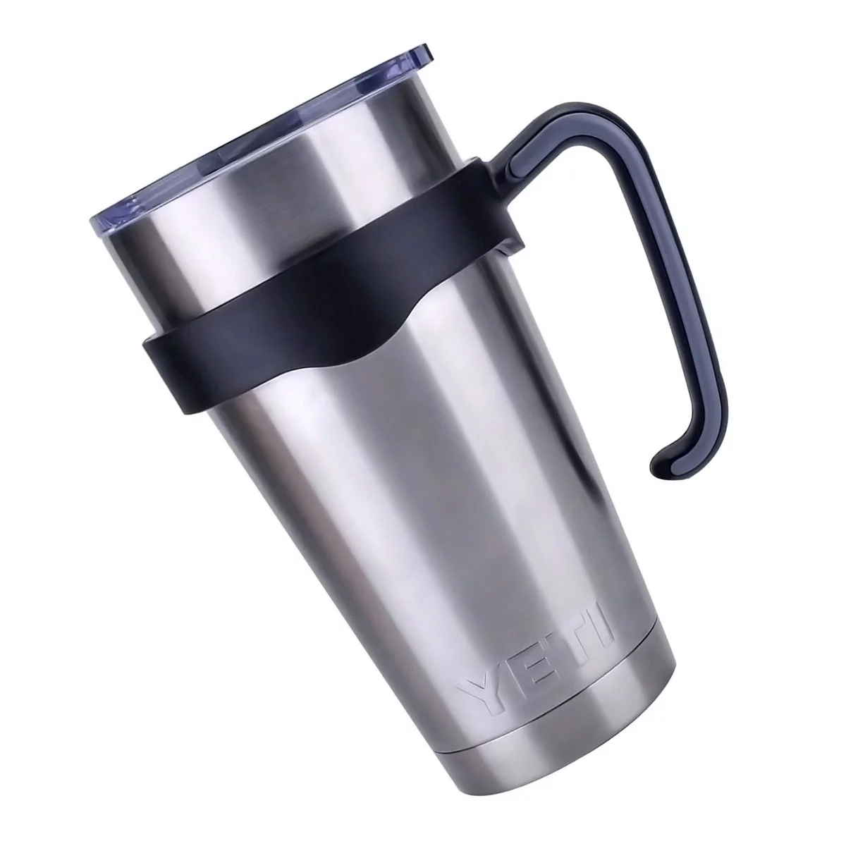 Ein Edelstahl-Yeti-Tumbler mit schwarzem Griff und schwarzem Band, schräg auf einer weißen Oberfläche.
