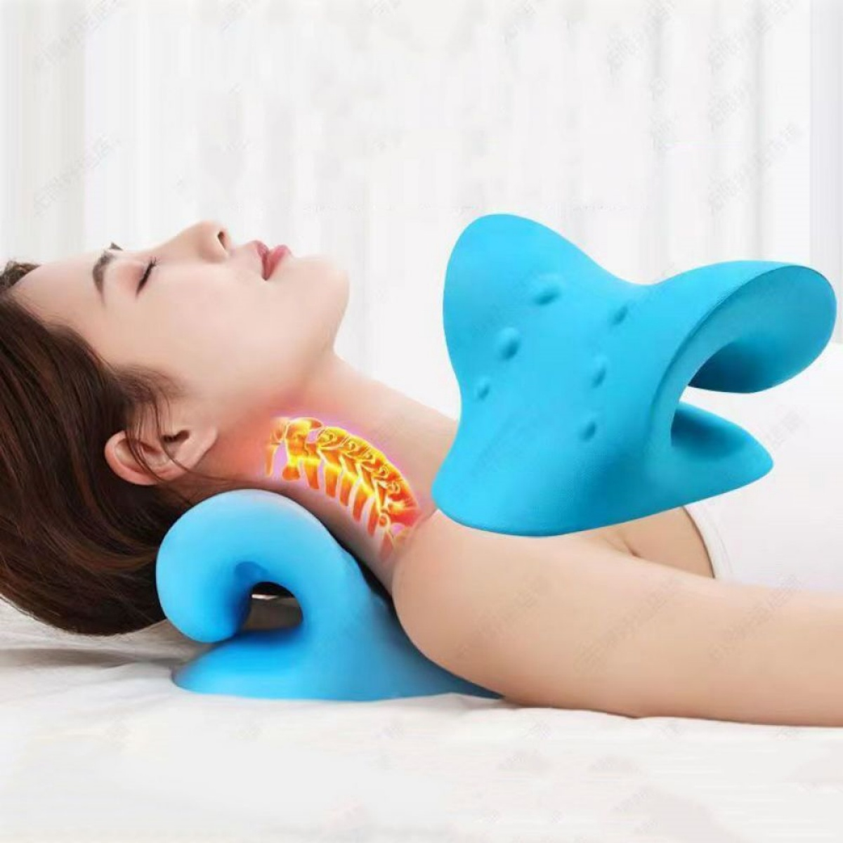 Frau liegt mit blauem Nackenstützkissen. Gelbe Wirbelsäulenillustration.