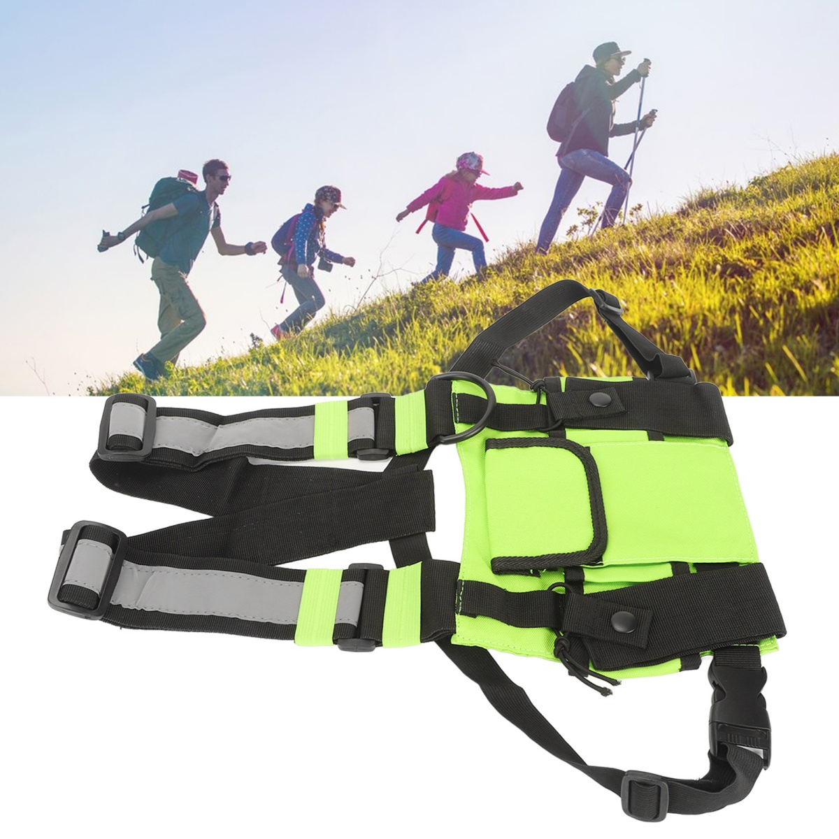 Leute, die einen Hügel hinaufwandern. Eine Weste mit Taschen ist im Vordergrund. Die Weste ist gelb.