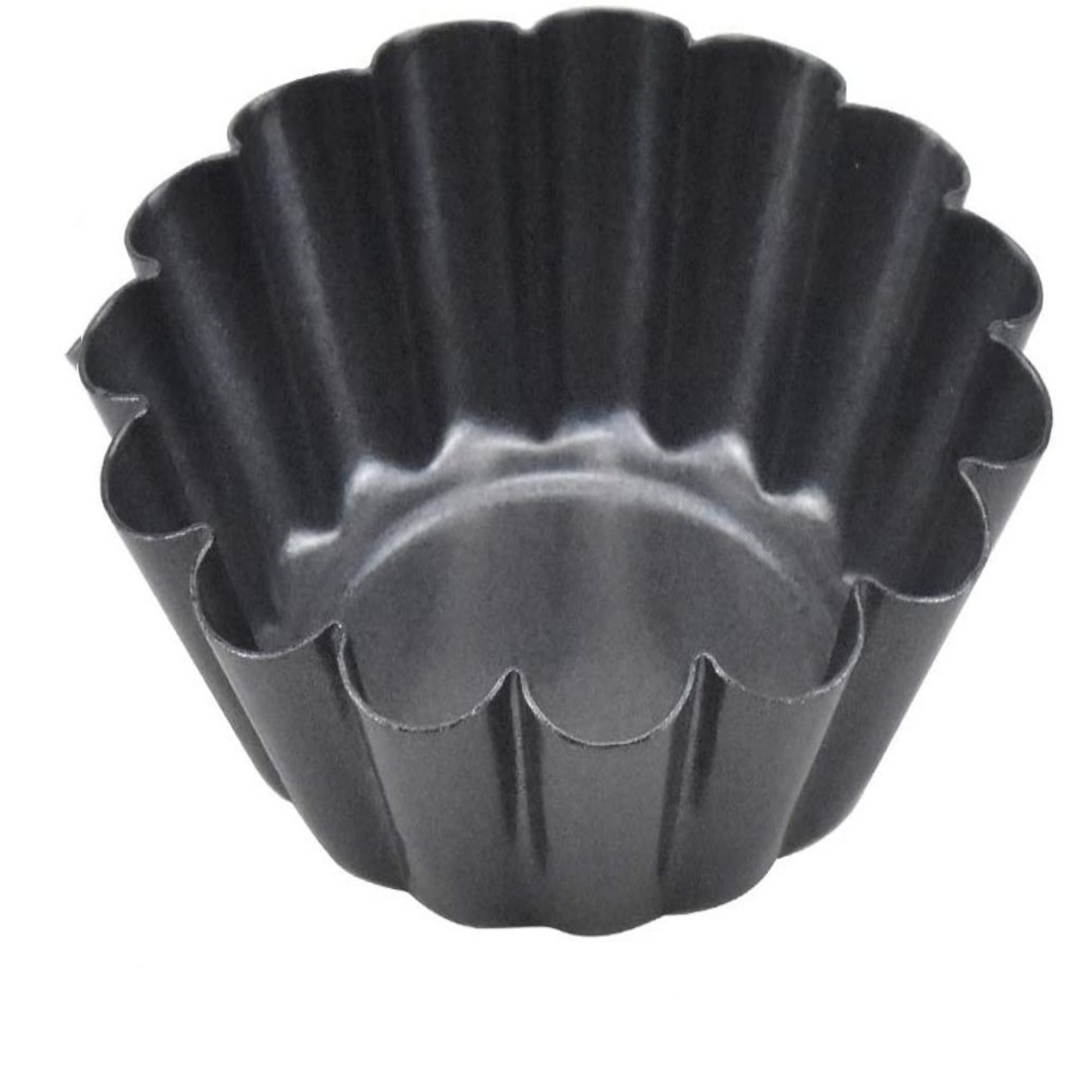 Eine schwarze, geriffelte Tarteform, leer, isoliert auf weißem Hintergrund.