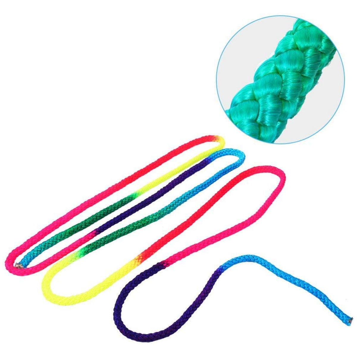 Buntes Seil. Das Seil hat verschiedene Farbbereiche. Nahaufnahme zeigt ein geflochtenes Segment.