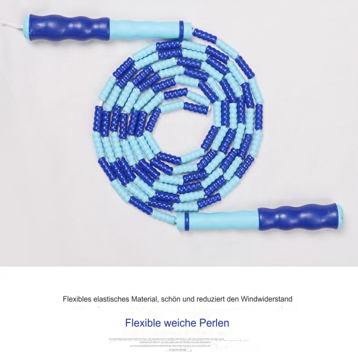 Blaues und hellblaues Perlenspringseil. Blaue Griffe. Weißer Hintergrund.