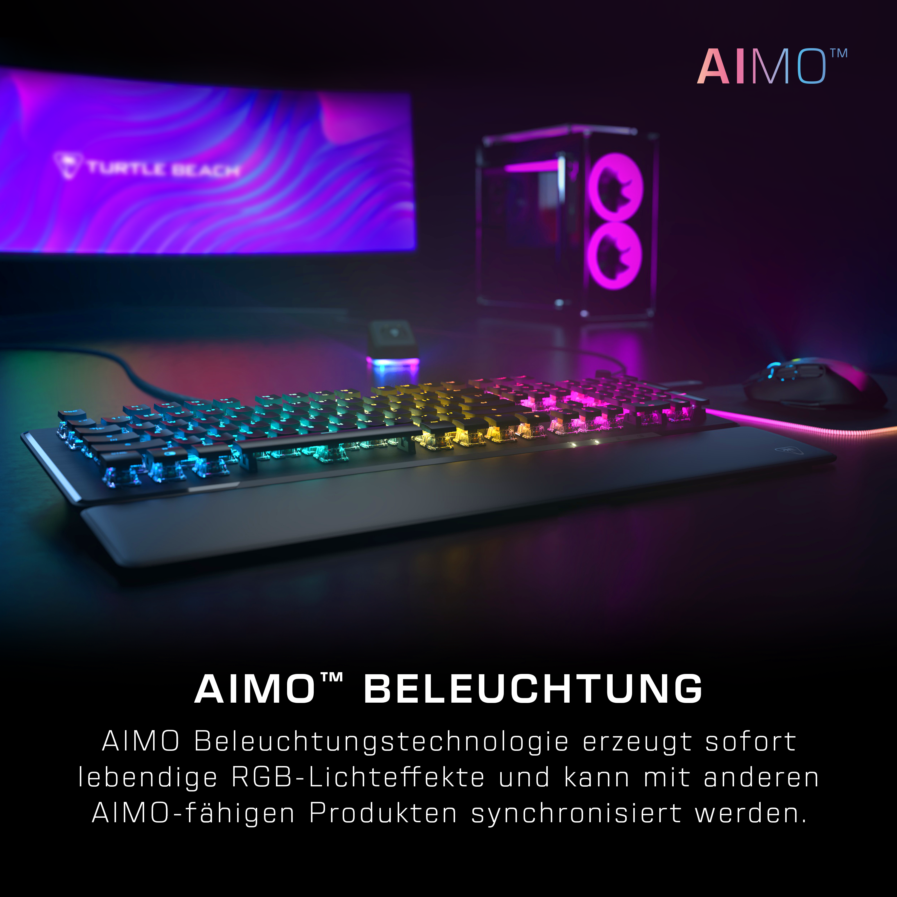Configurazione di gioco con tastiera con luci colorate, mouse e un computer sullo sfondo.