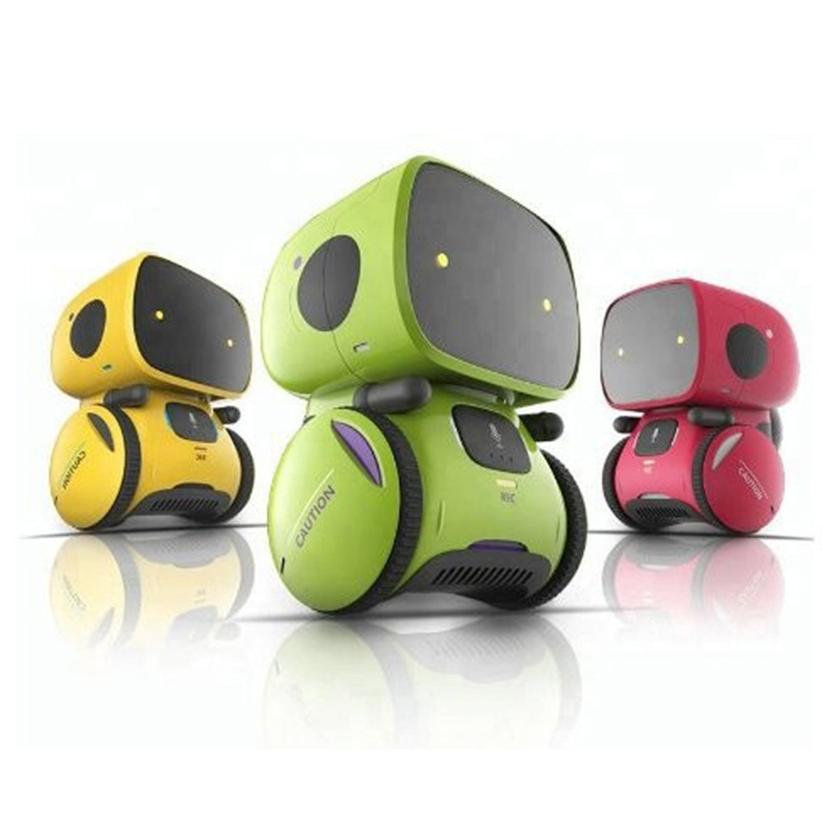 Drei Roboter-Spielzeuge, gelb, grün und rot, weißer Hintergrund.