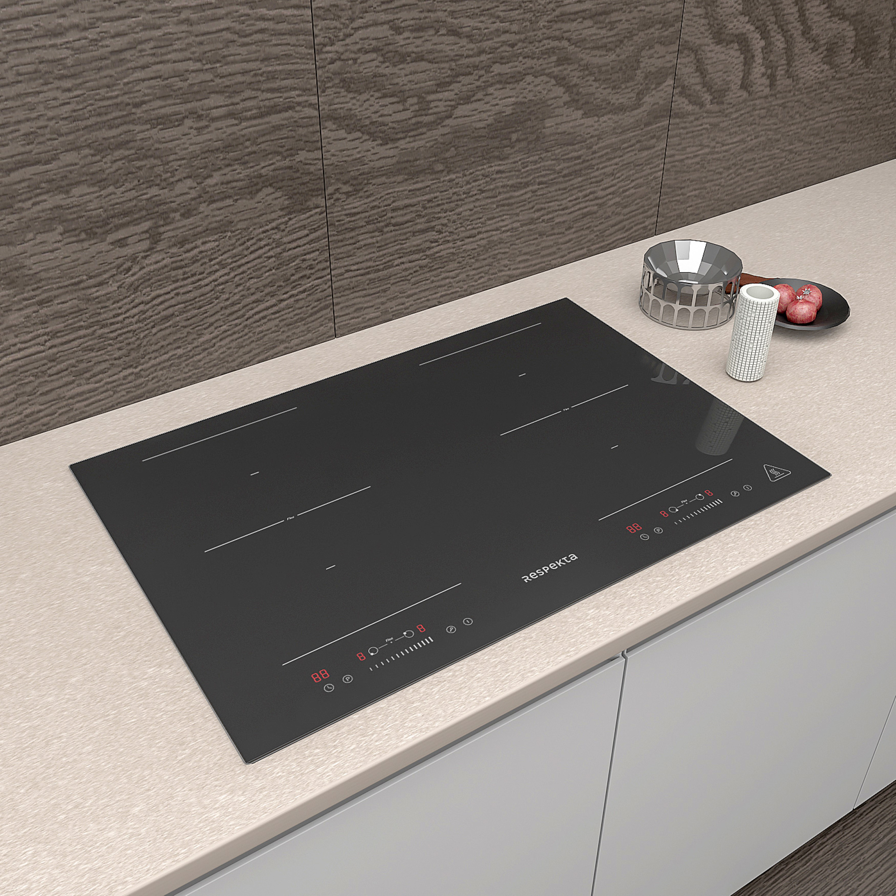 Plaque à induction noire sur une surface blanche. Avec une petite casserole métallique et des tomates rouges.