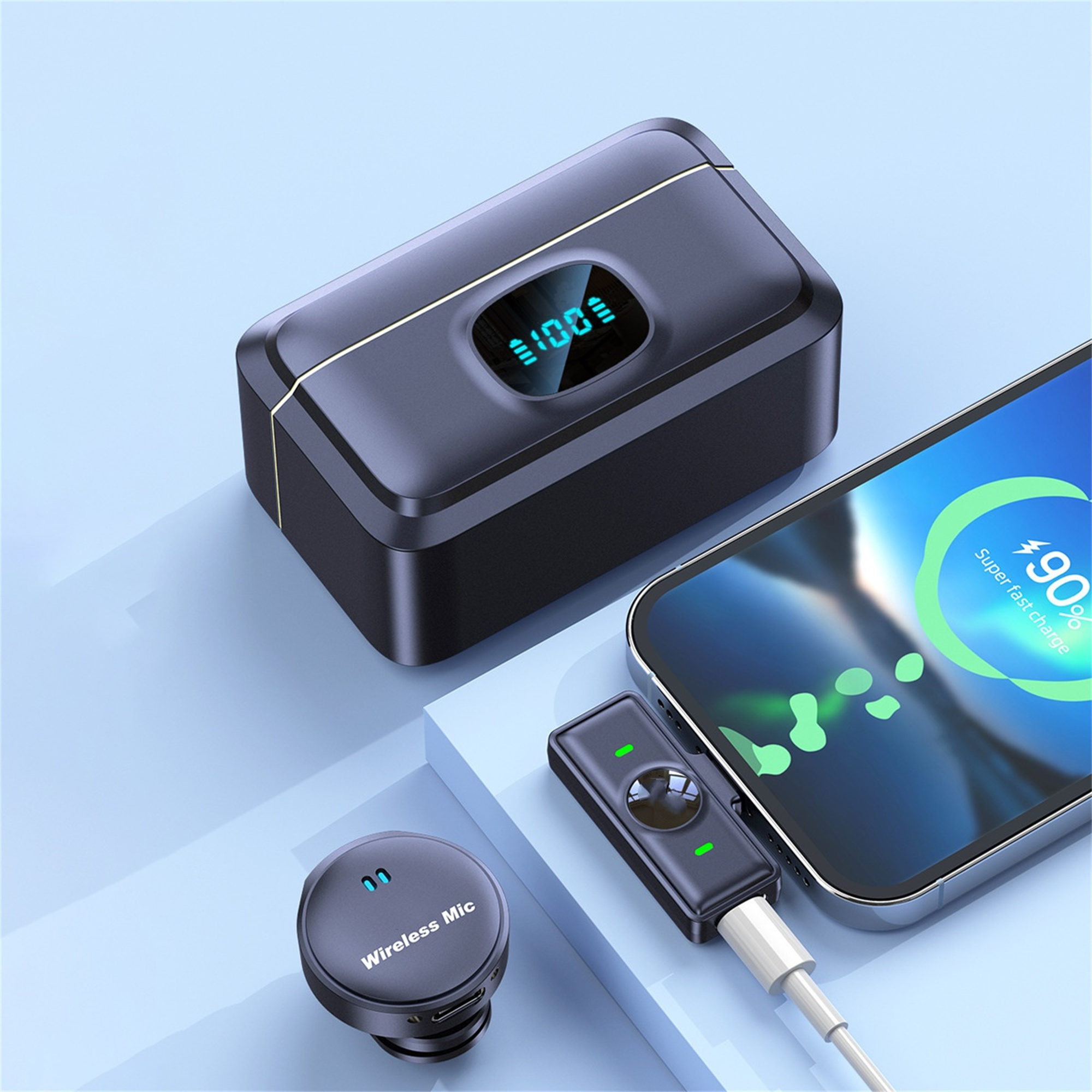 Kabelloses Mikrofon, das auf einem schwarzen Gerät mit einem Bildschirm geladen wird, der die Batterieladung anzeigt.