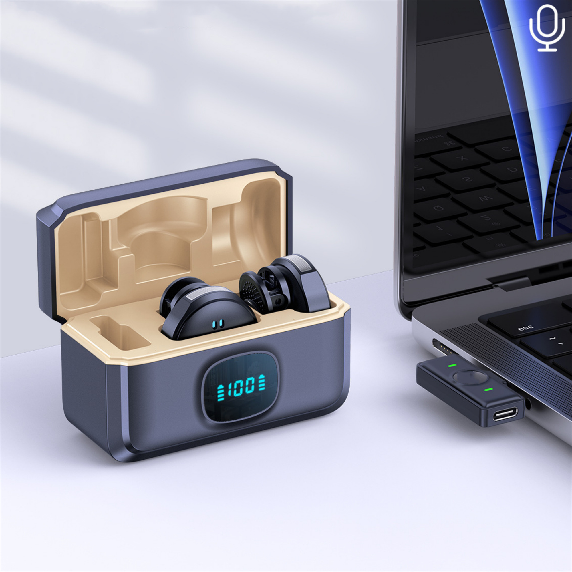 Kabellose Ohrhörer in einem Ladeetui, mit einem Laptop. Das Etui zeigt den Akkustand.