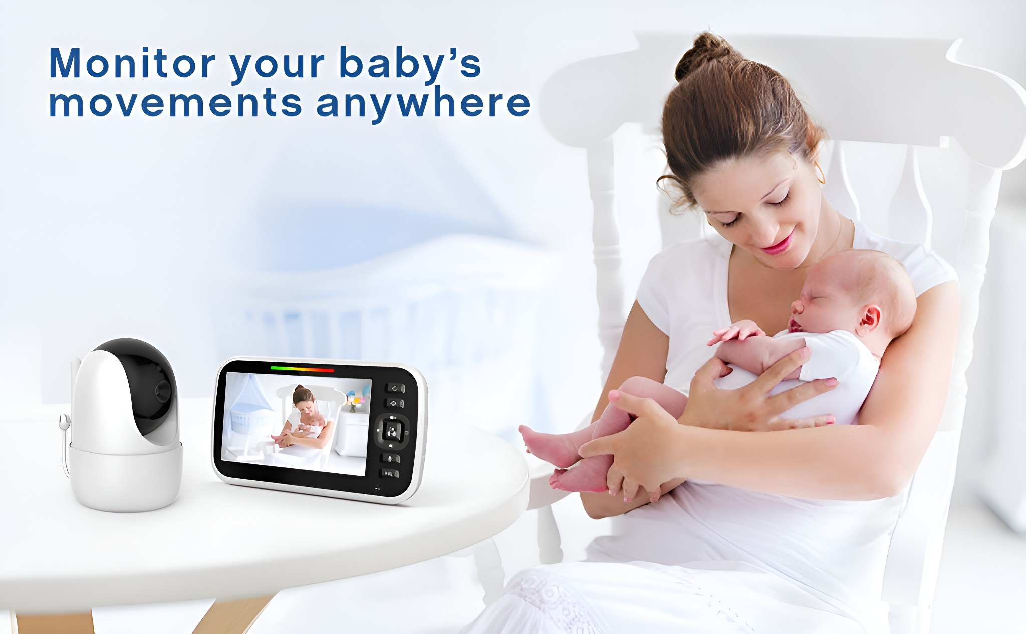 Eine Frau mit Baby beobachtet einen Babyphone.