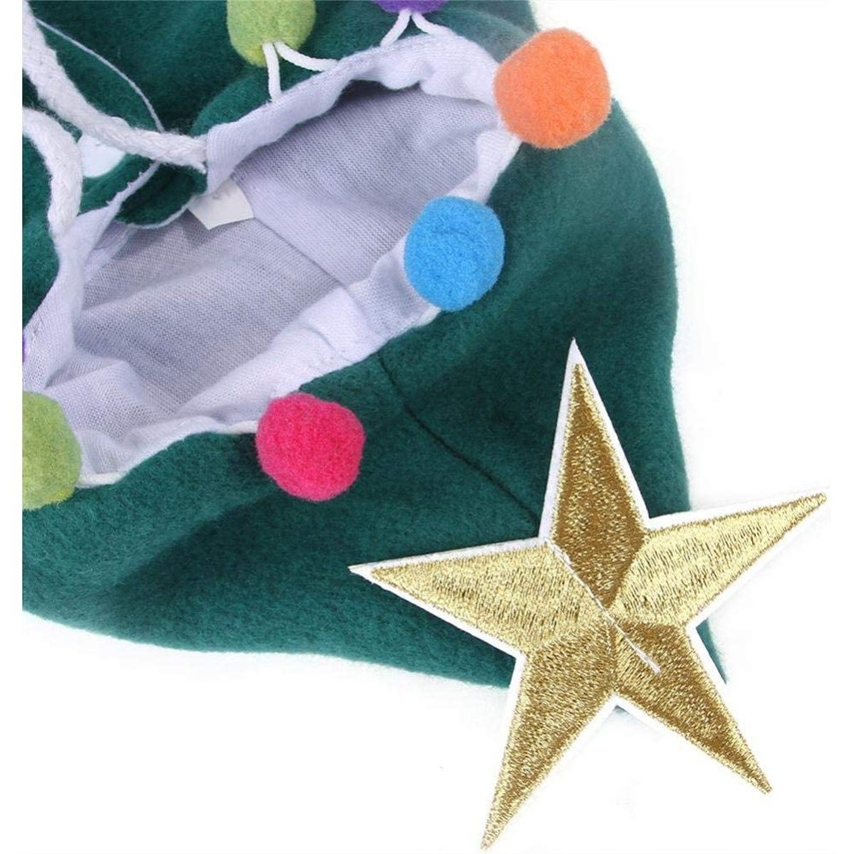 Grüner Weihnachtsbaumhut mit bunten Pompons und einem goldenen Stern. Weißer Faden und Hintergrund.
