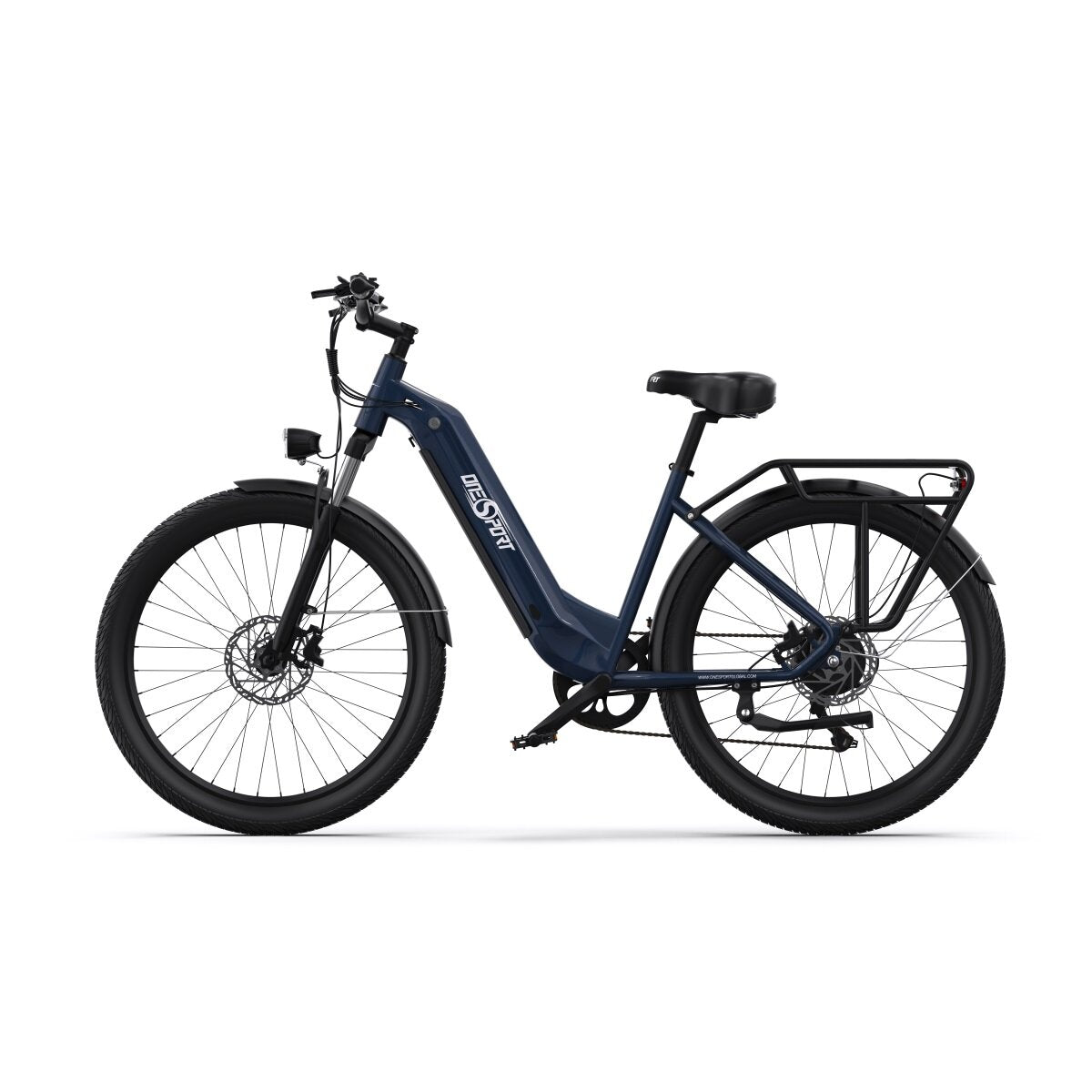 Blaues Elektrofahrrad. Es hat schwarze Reifen, einen schwarzen Gepäckträger und einen schwarzen Sitz. Weißer Hintergrund.