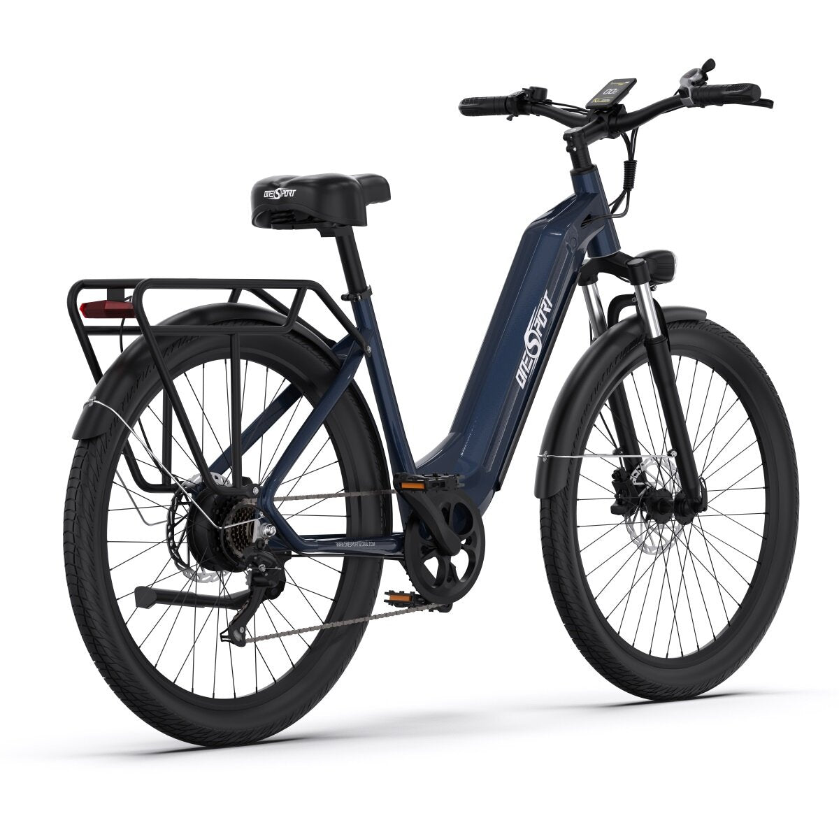 Ein blaues Elektrofahrrad wird auf weißem Hintergrund gezeigt. Es hat einen Gepäckträger, Schutzbleche und ein Display.