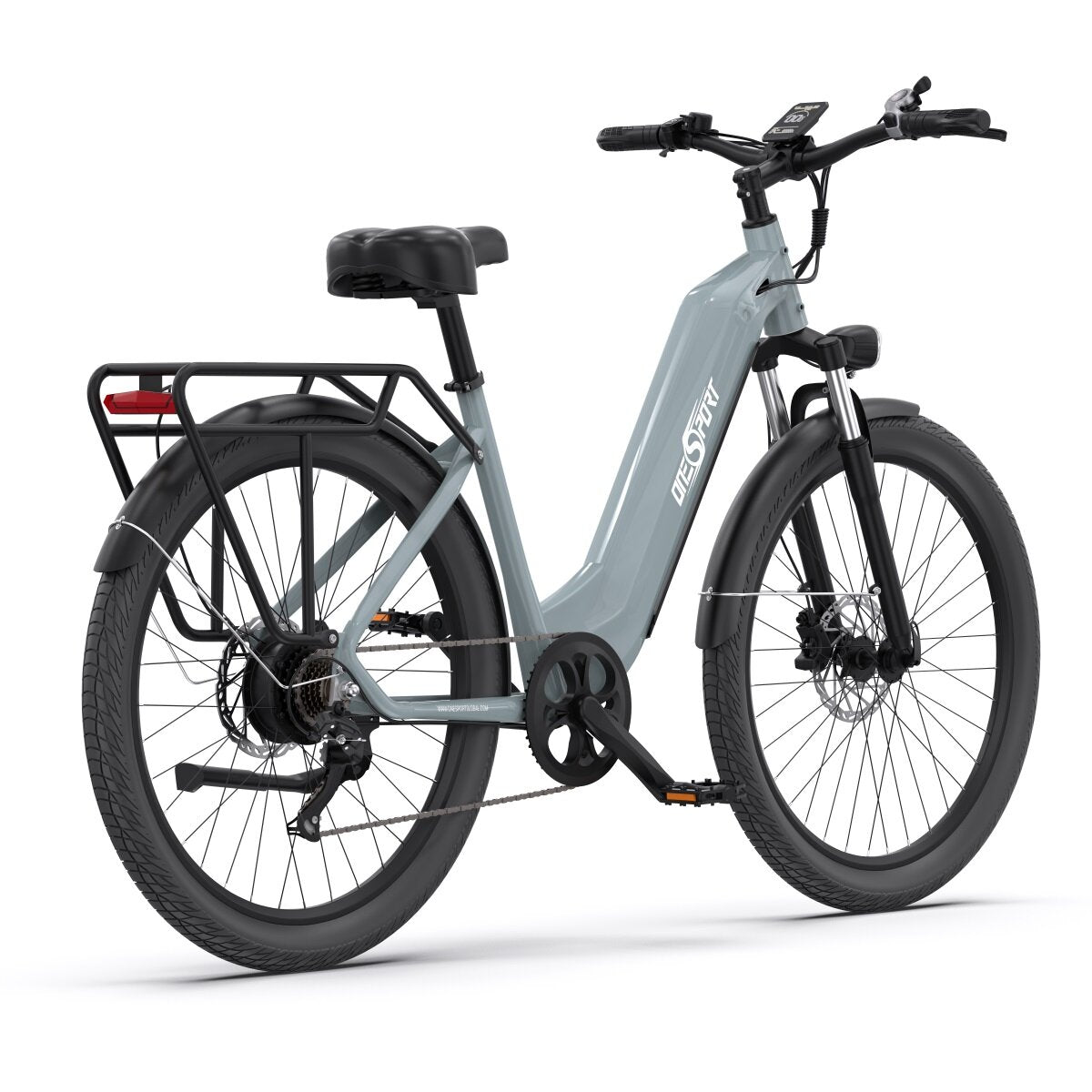 Ein hellgraues Elektrofahrrad mit schwarzen Reifen, einem schwarzen Gepäckträger und weißem Hintergrund.