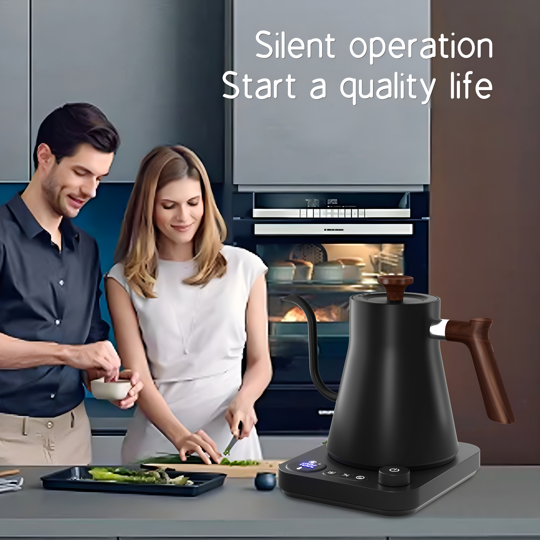 Ein Mann und eine Frau kochen in einer Küche mit einem schwarzen elektrischen Wasserkocher.