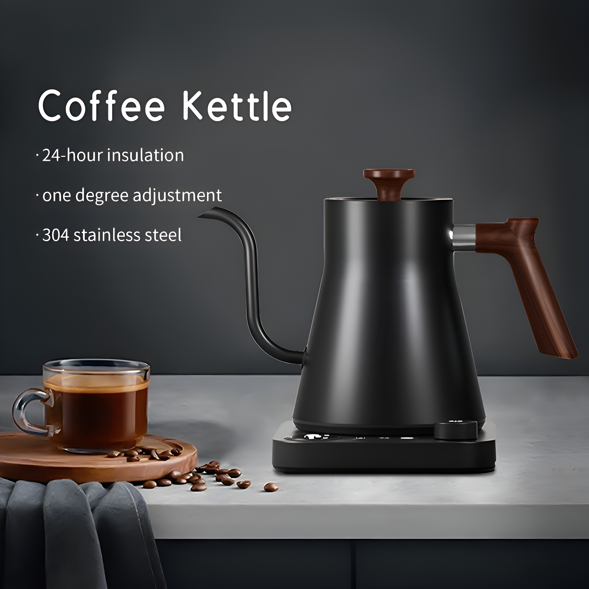 Schwarzer Kaffeekessel mit Holzgriff und Deckel, auf schwarzer Basis. Kaffeebecher und Bohnen links.