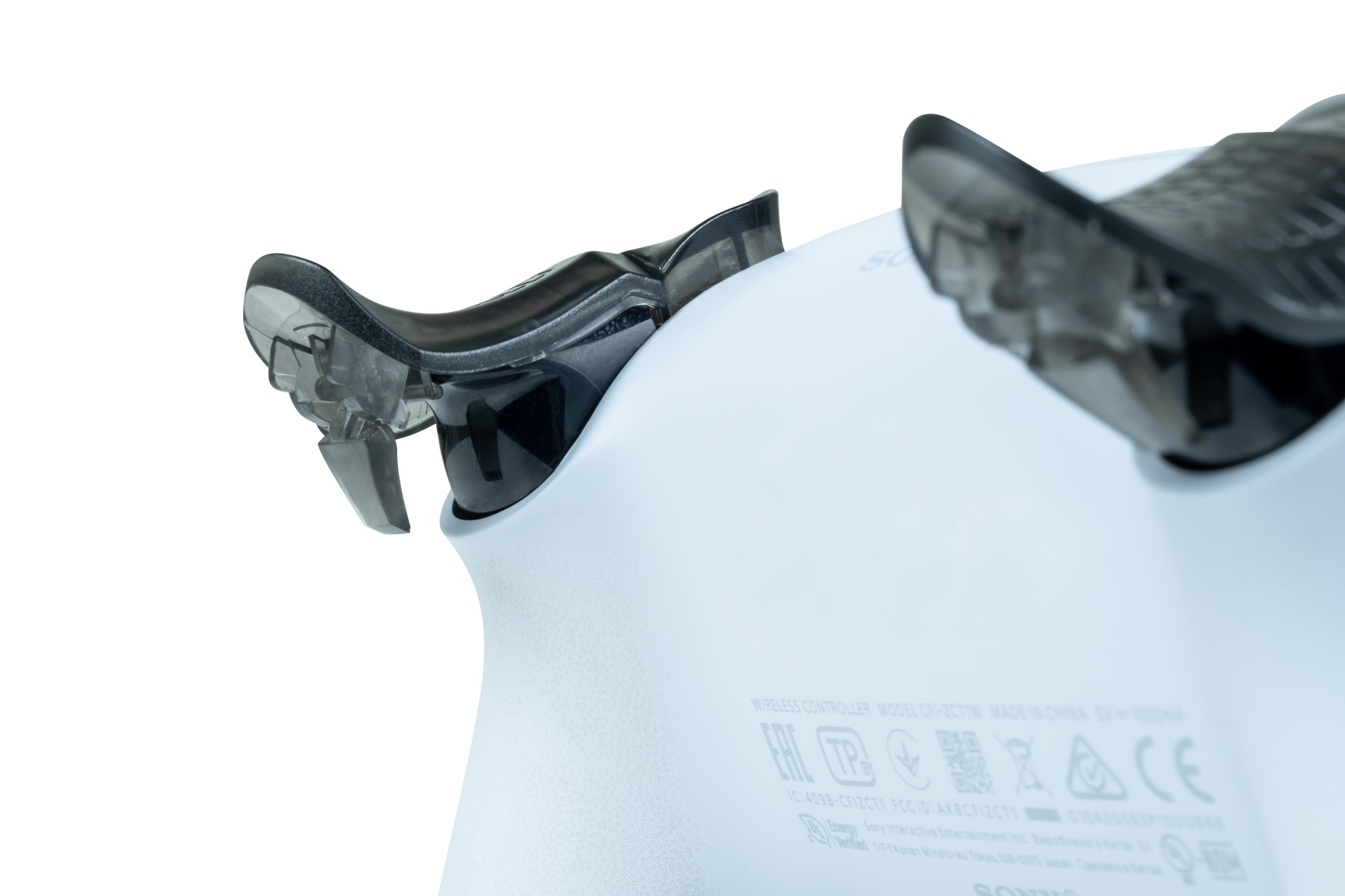 Biały kontroler PlayStation 5. Czarne spusty, biała obudowa i logo.