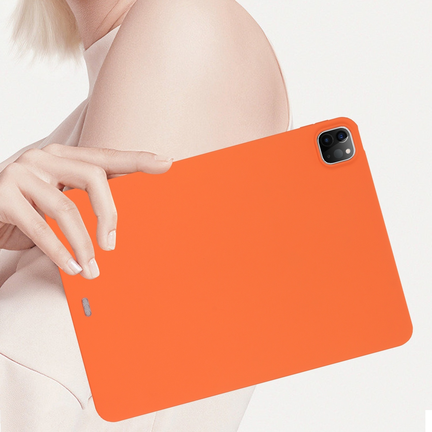 Eine Person hält eine orangefarbene Tablethülle, wobei die Rückkamera sichtbar ist.