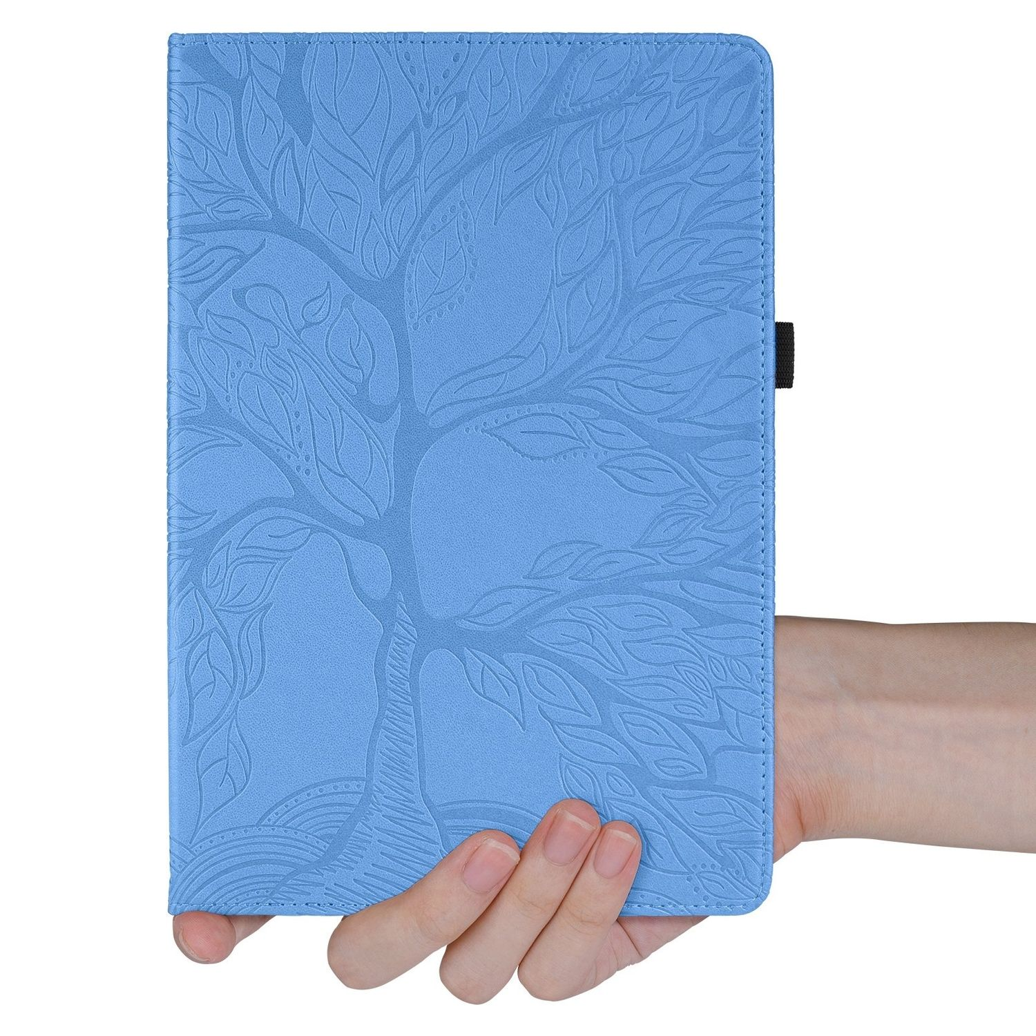 Eine hellblaue Tablethülle mit Baumdesign, gehalten von einer Hand.
