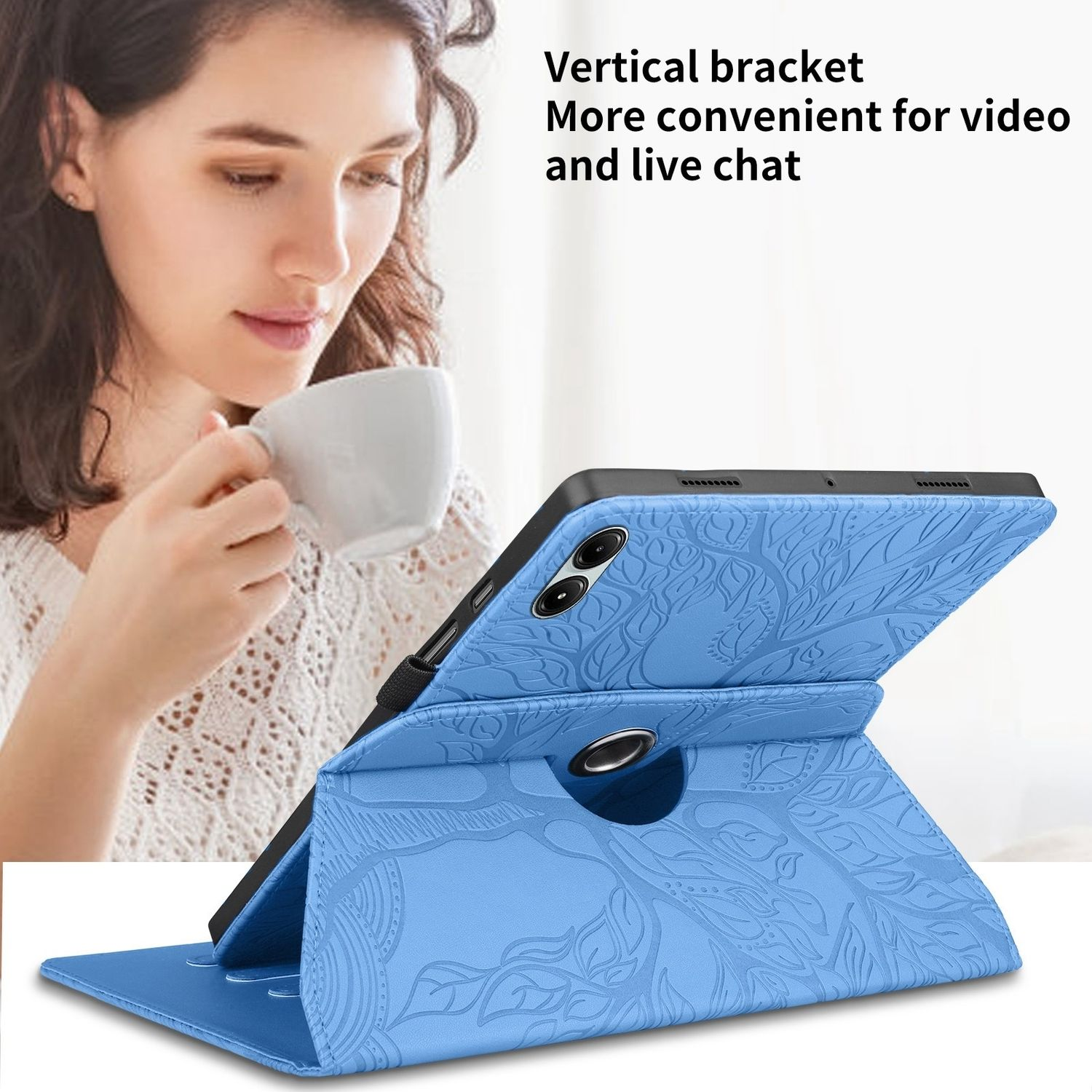 Frau hält eine Tasse und schaut auf eine blaue Tablethülle. Text: Vertikale Halterung, Bequemer für Video und Live-Chat.