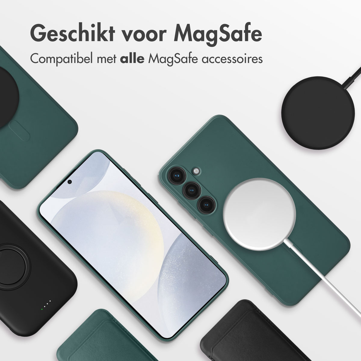 Groene telefoonhoesjes en een telefoon met MagSafe lader op witte achtergrond.