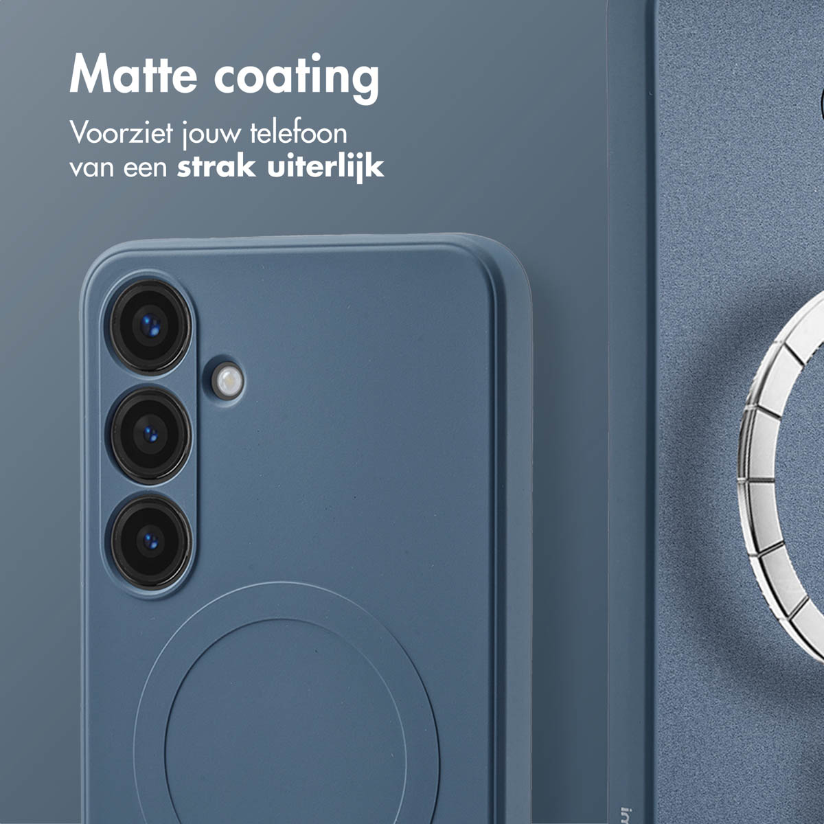 Een blauwe telefoonhoes met matte afwerking. Het heeft drie cameralenzen en een cirkelvormig MagSafe-gebied.