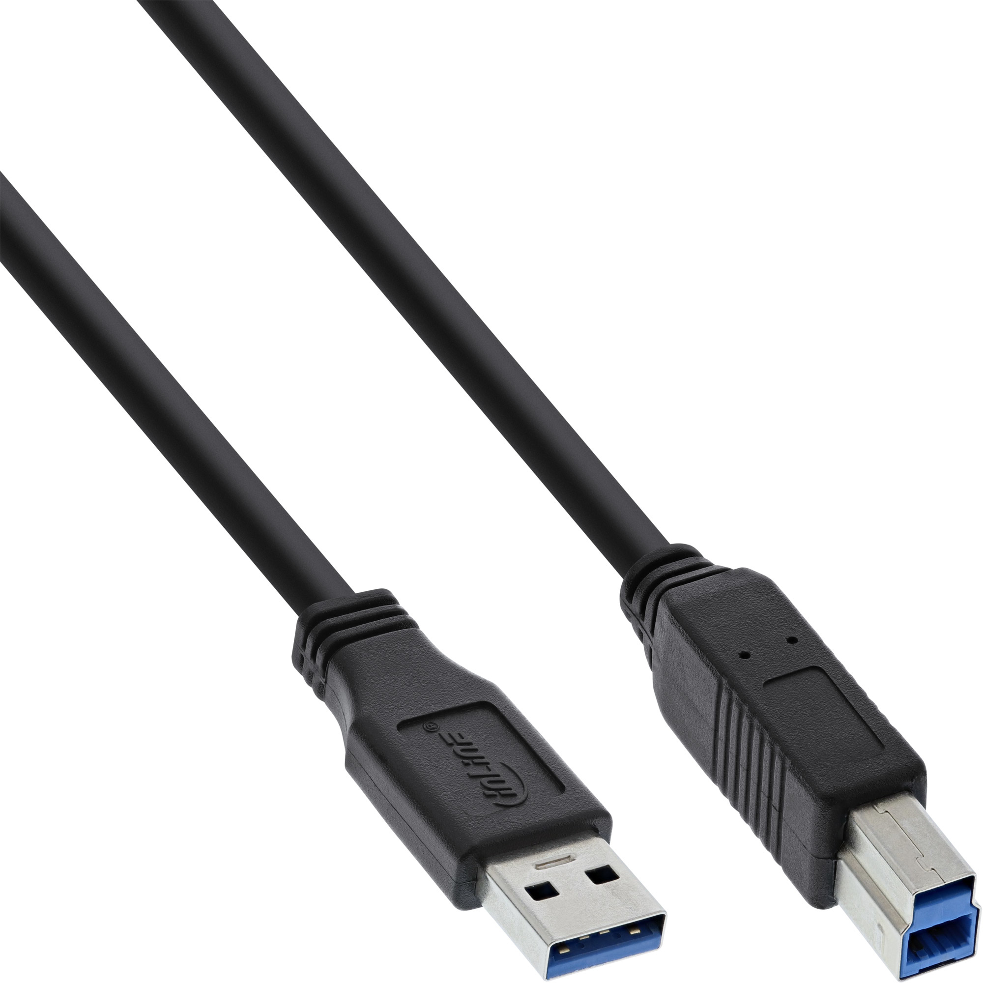 Câble USB noir. Il possède un connecteur USB-A et USB-B. Les connecteurs sont noirs. Fond blanc.