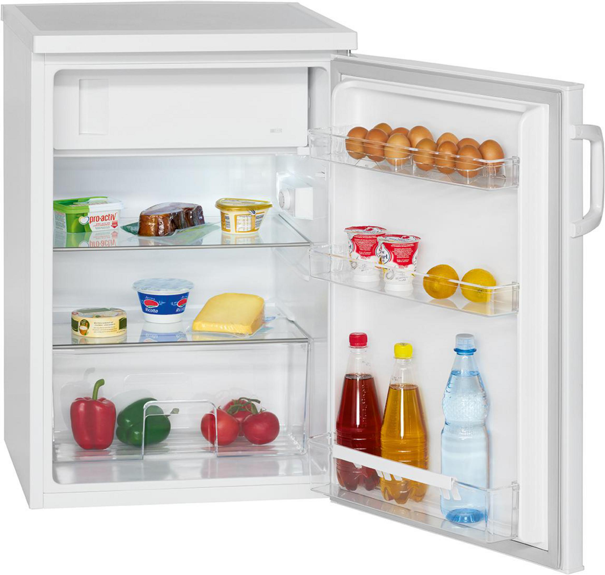 Kleiner weißer Kühlschrank offen, gefüllt mit Lebensmitteln wie Eiern, Gemüse, Getränken und Käse.
