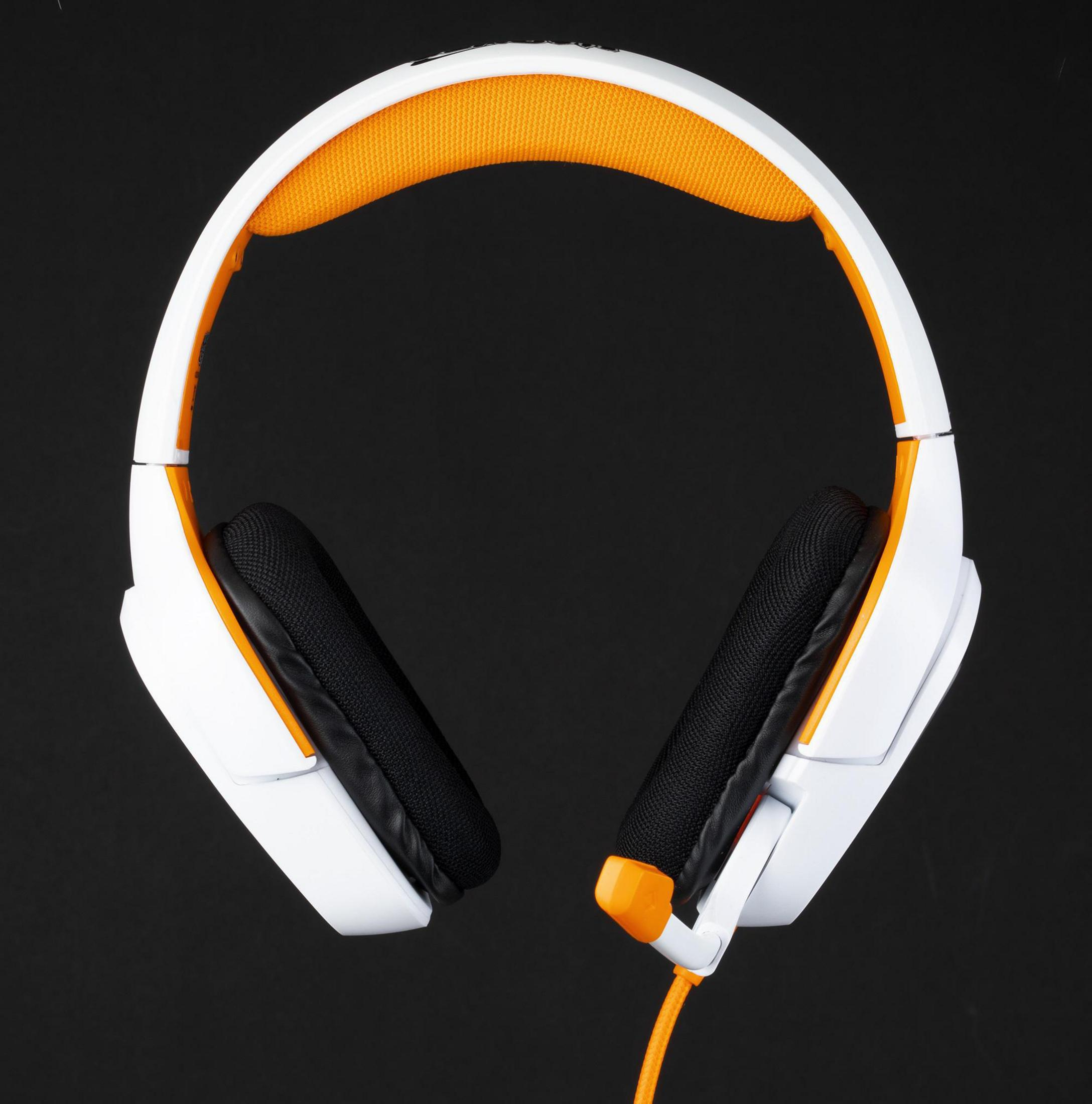 Biało-pomarańczowe słuchawki. Czarne nauszniki. Pomarańczowy kabel. Tło jest czarne.