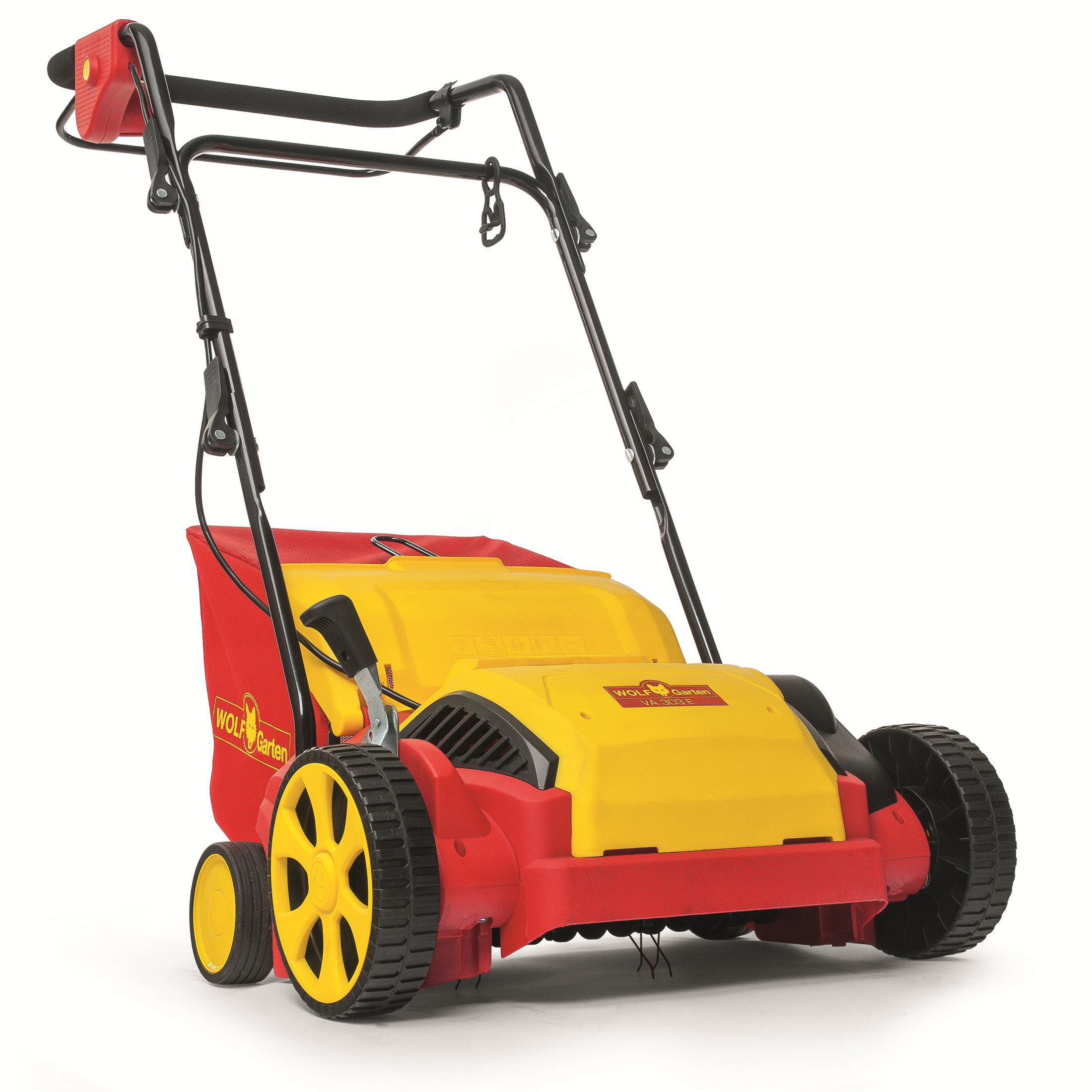 Ein gelb-roter Rasenlüfter. Er hat Räder und einen Griff.