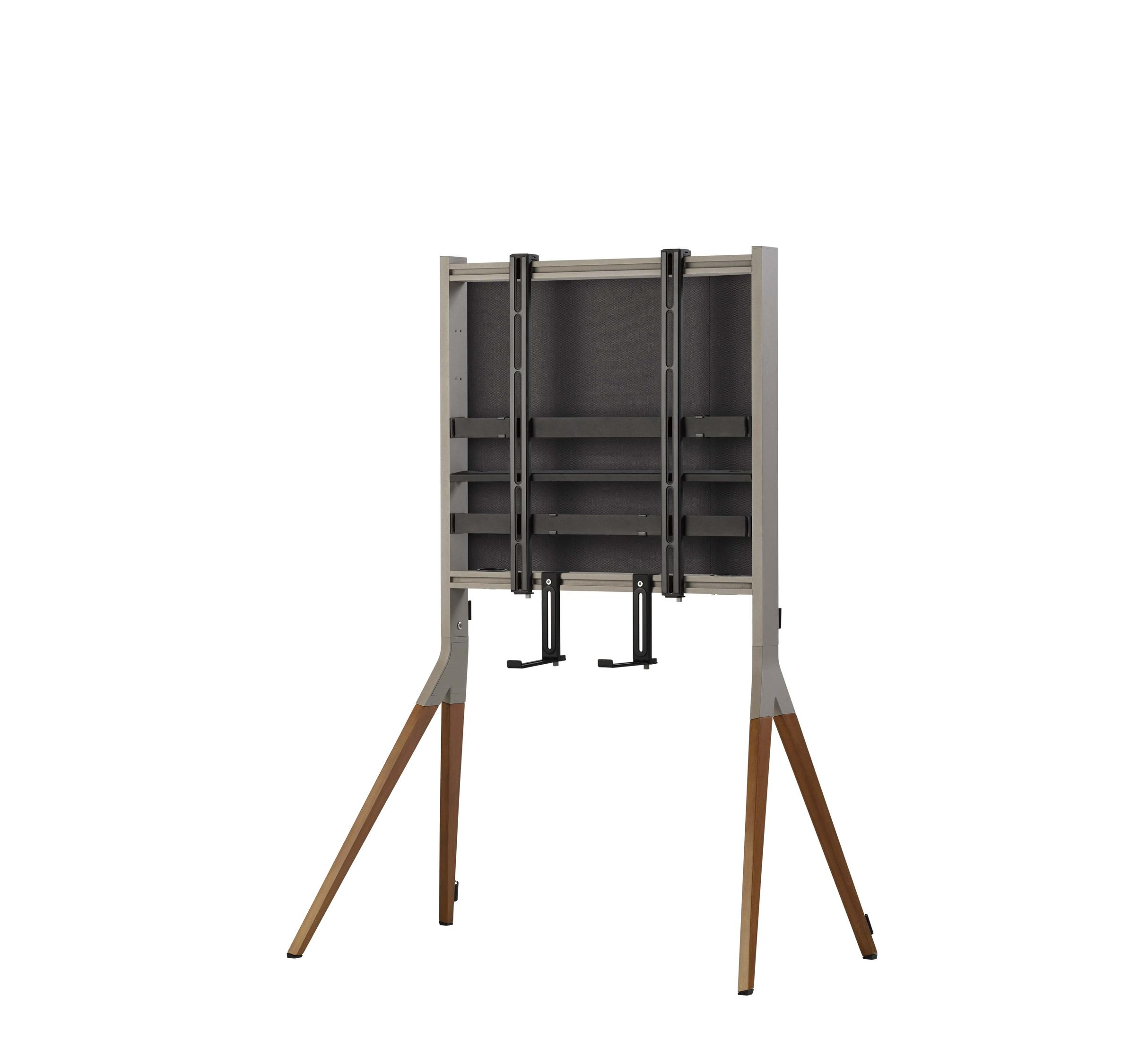 Un supporto TV con gambe in legno e un pannello posteriore grigio scuro. Il supporto è su sfondo bianco.