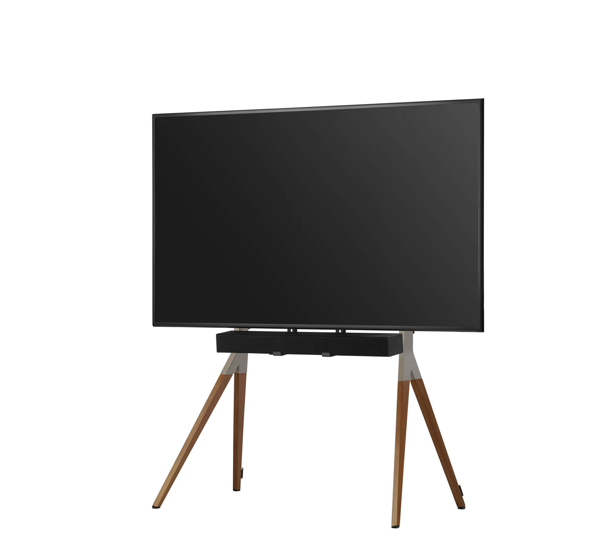 Grande TV nera su supporto in legno con gambe angolate. Soundbar sotto lo schermo.
