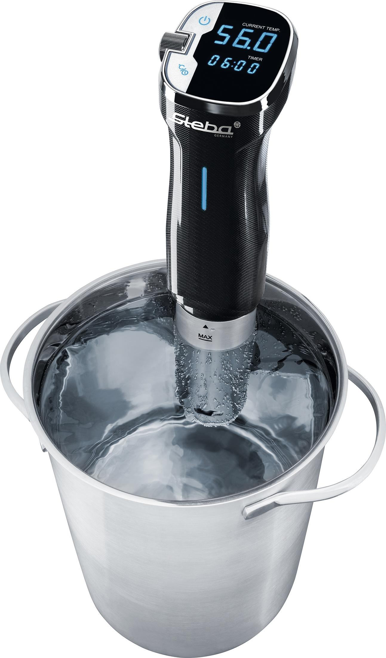 Sous-Vide-Immersion-Zirkulator in einem Topf mit Wasser. Digitalanzeige zeigt Einstellungen und Temperatur.
