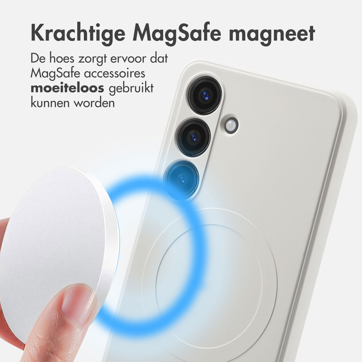 Een hand die een witte MagSafe-oplader vasthoudt, in de buurt van een witte telefoon in een witte hoes. Blauwe cirkel zichtbaar.