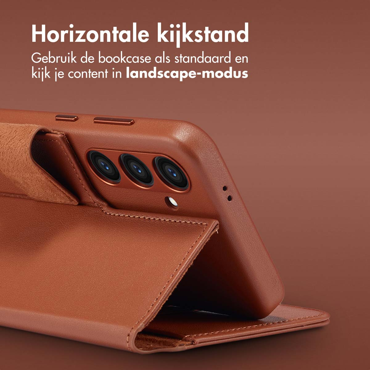 Bruine lederen telefoonhoes in landschapsmodus. Telefoon zit in de hoes.