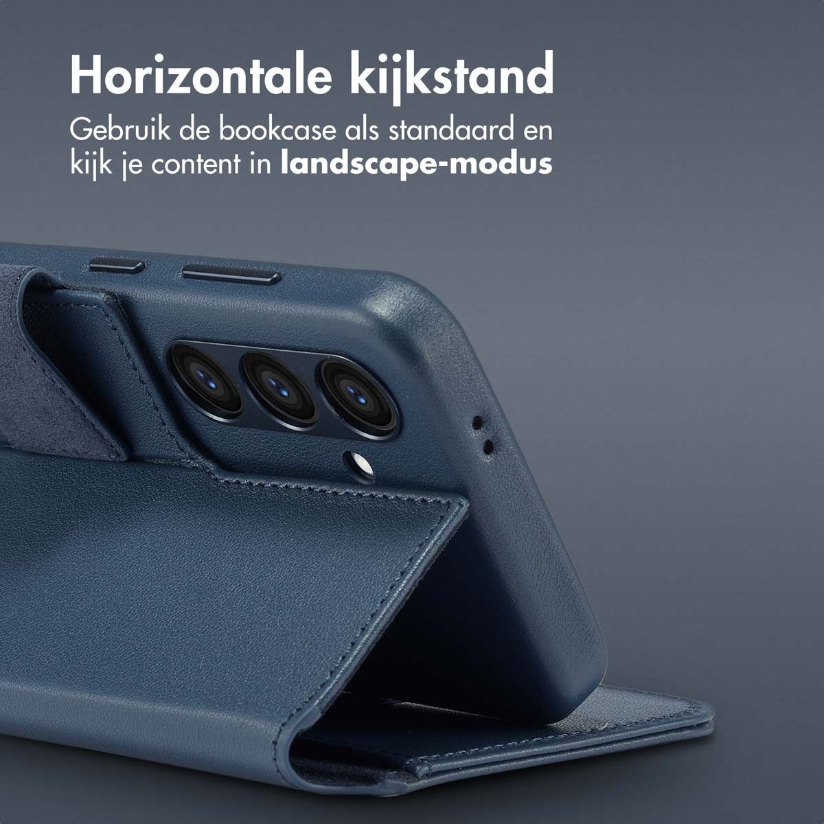 Telefoonhoesje met een standfunctie. Blauw leer. Telefoon binnenin. Landschapsmodus.