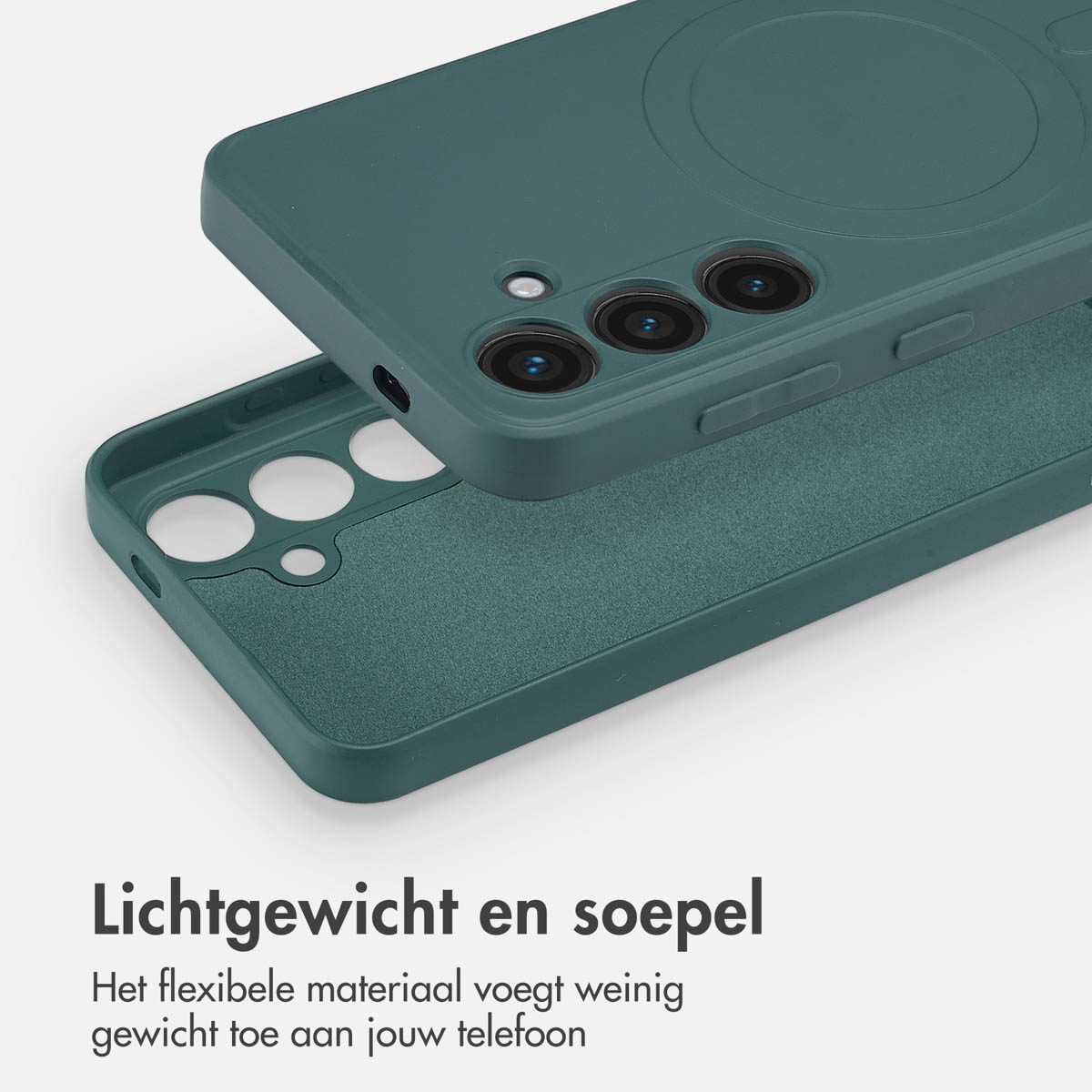 Een telefoon in een teal hoesje met een MagSafe-ring, die het lichte en flexibele materiaal van de hoes benadrukt.