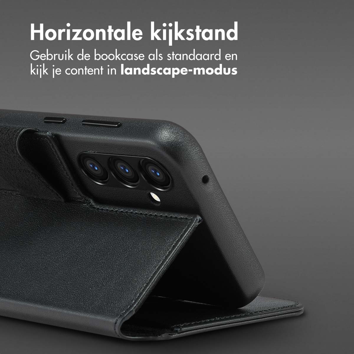Zwarte telefoonhoes met telefoon. Hoes geopend, de telefoon tonend. Donkere achtergrond.