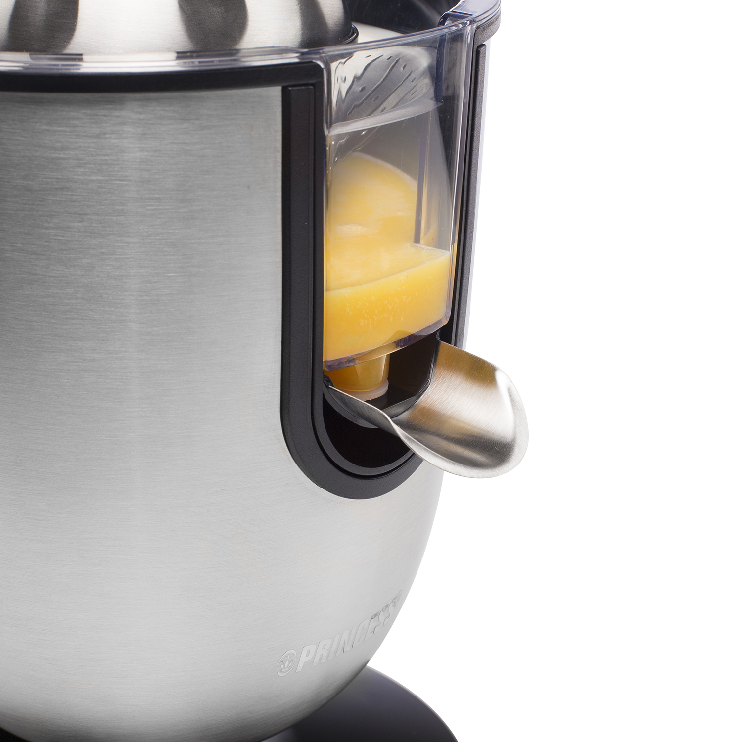 Wyrażarka ze stali nierdzewnej z wypływającym sokiem pomarańczowym. Zbiliżenie wylewki i obszaru wyciskania.