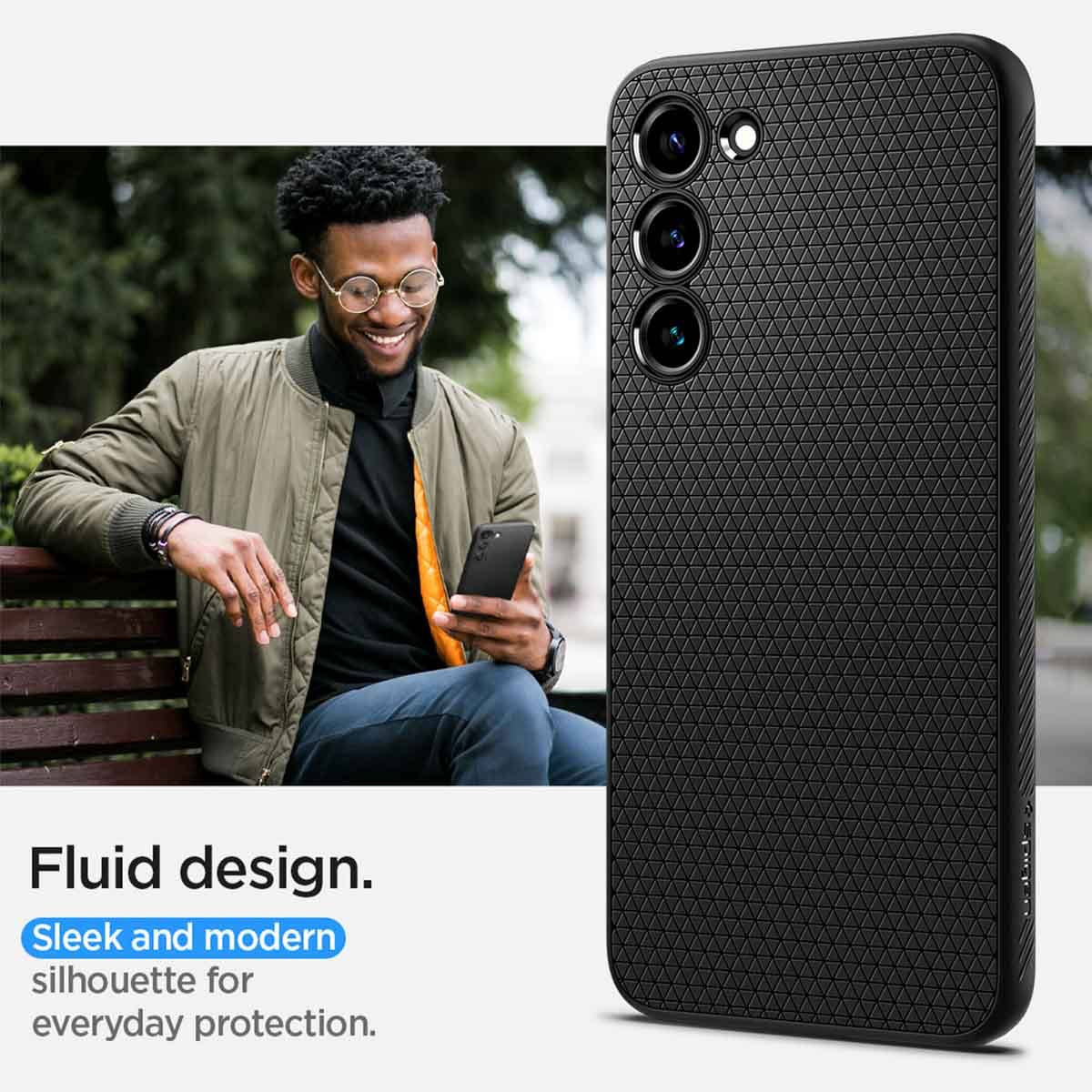 Un uomo tiene un telefono accanto a una custodia nera. La custodia ha un design strutturato.
