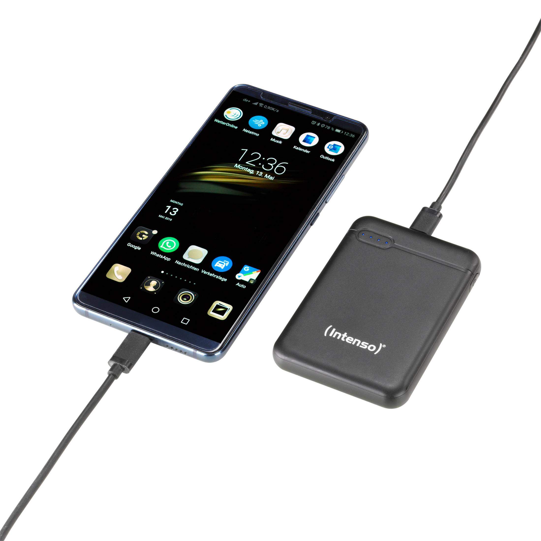 Een smartphone aangesloten op een zwarte powerbank via een USB-kabel, geïsoleerd op een witte achtergrond.