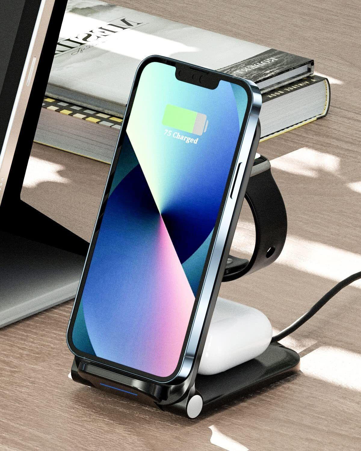 Ladestation mit Telefon, Uhr und Ohrhörern. Telefon zeigt 75% Ladung. Holztisch.