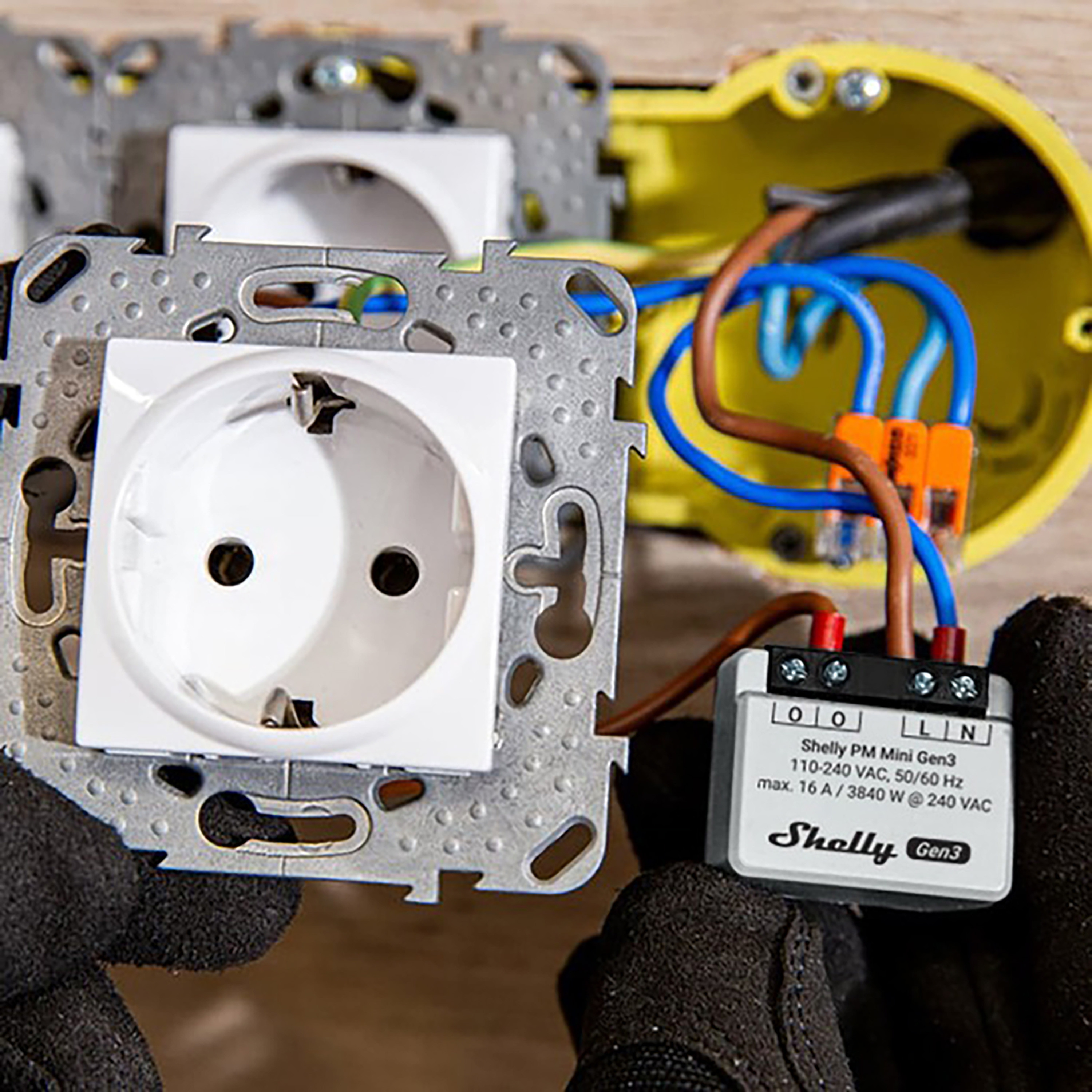 Steckdose, die mit einem Shelly PM Mini Gen3 verdrahtet wird, in einer gelben Elektrobox.
