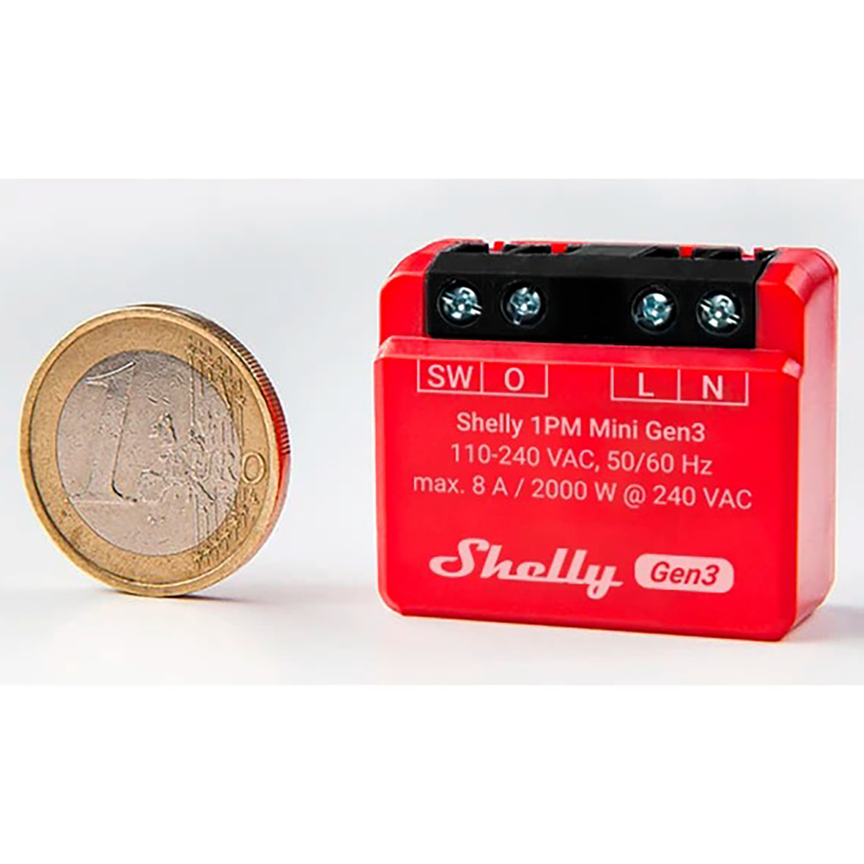 Czerwone urządzenie Shelly 1PM Mini Gen3 z zaciskami, obok monety euro.