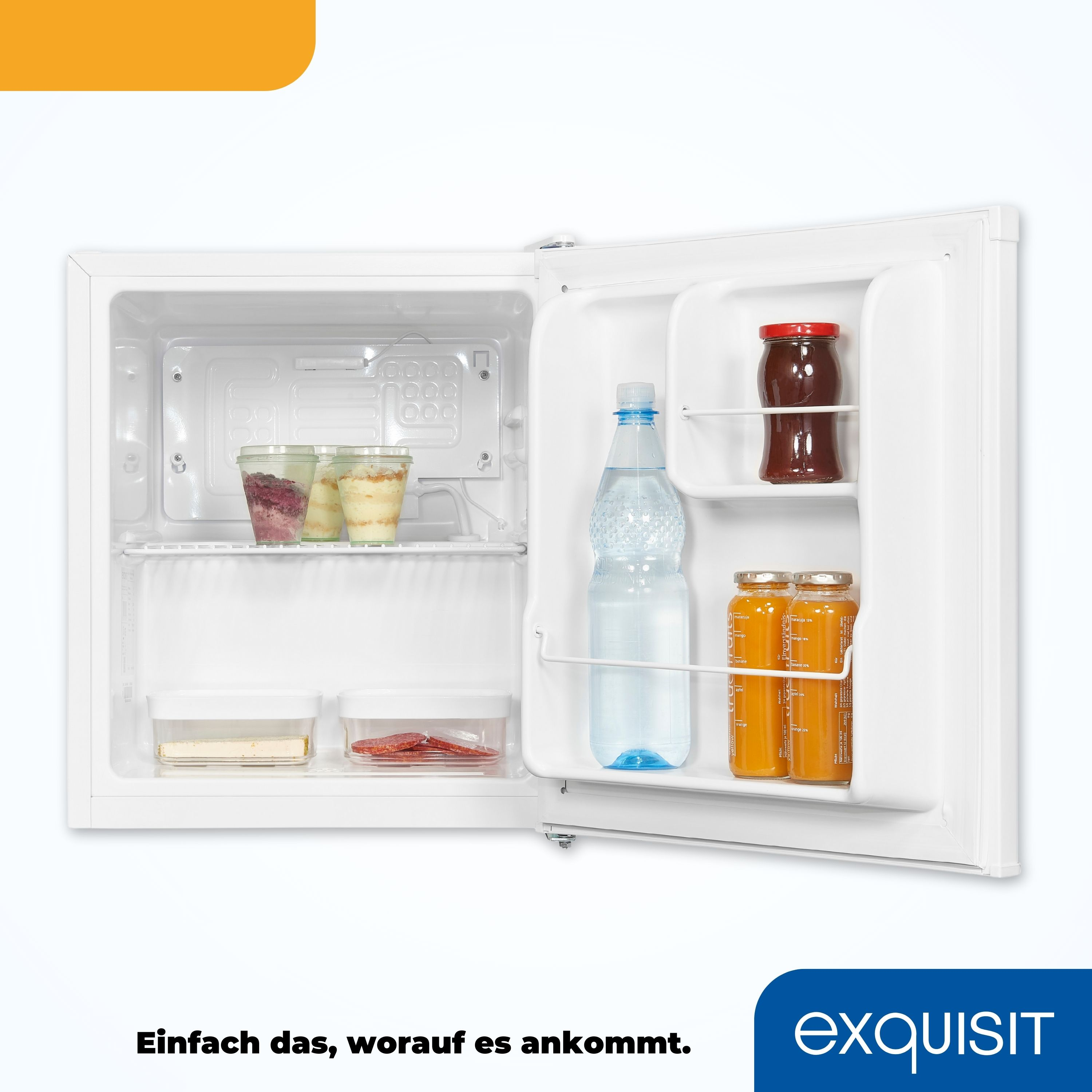 Weißer Kühlschrank mit offener Tür. Flaschen, Gläser und Behälter sind sichtbar.
