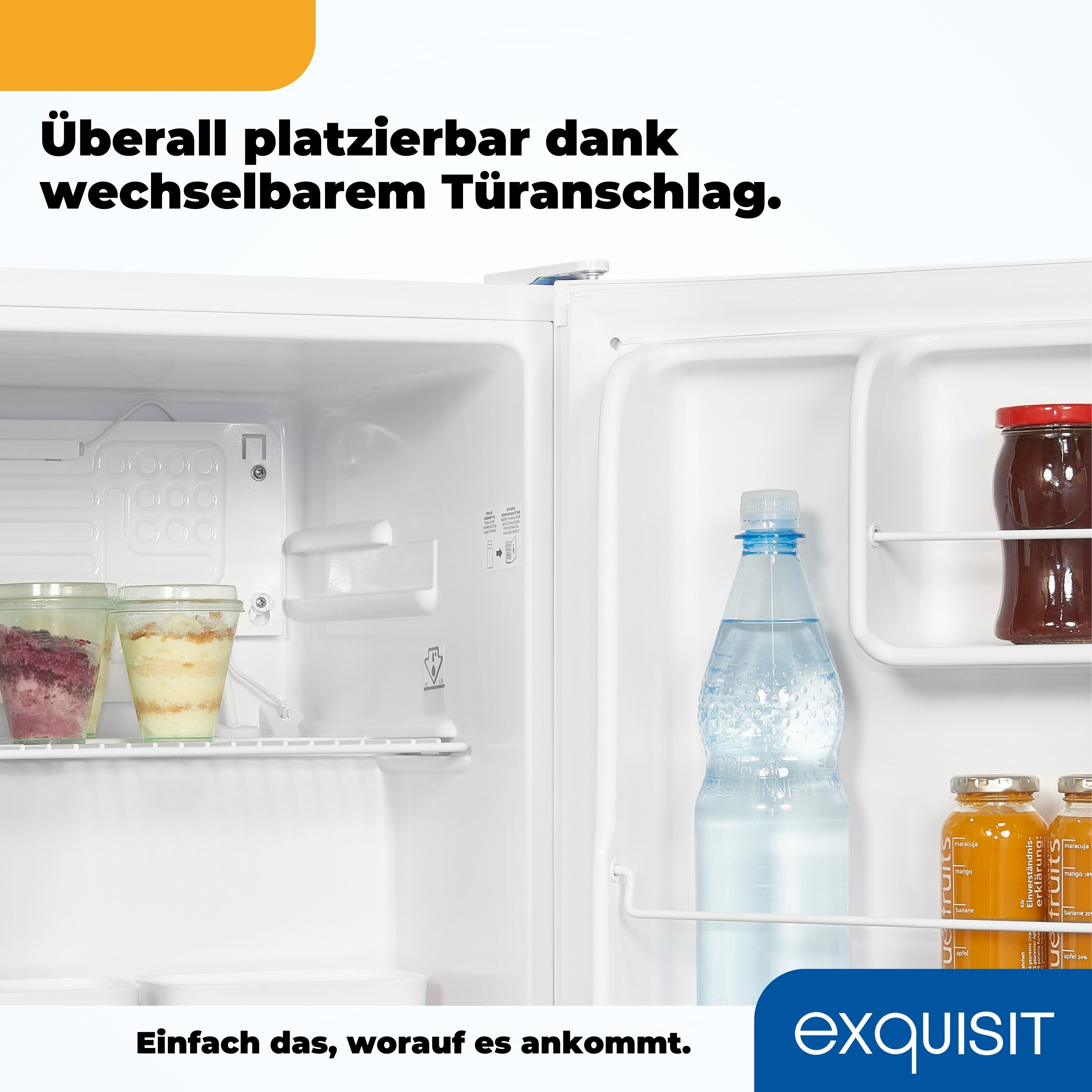 Offener Kühlschrank mit Lebensmitteln, darunter Gläser, Flaschen und Behälter.