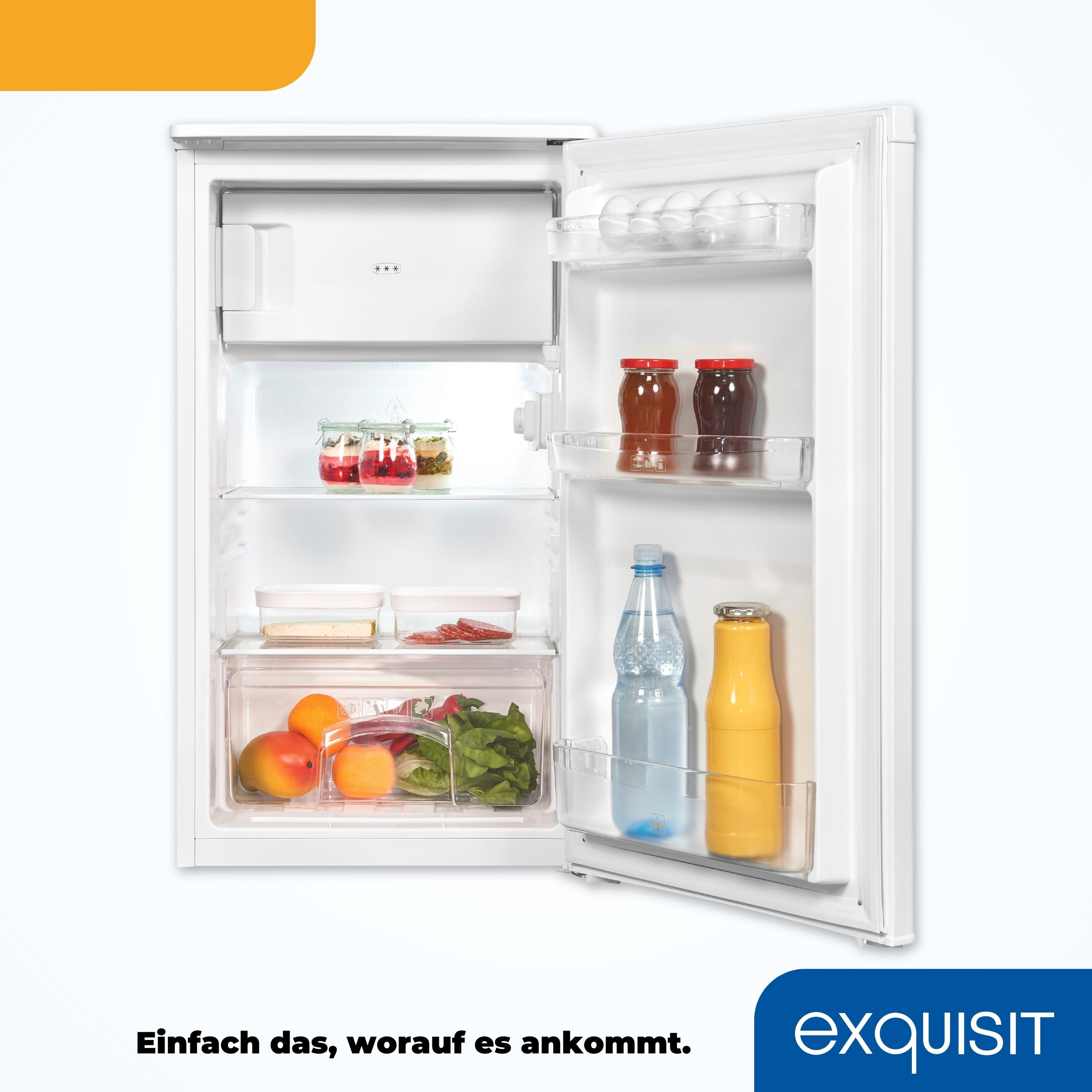 Weißer Kühlschrank geöffnet, mit Lebensmitteln: Gläser, Flaschen und Produkte. Orange und blaue Akzente im Bild.