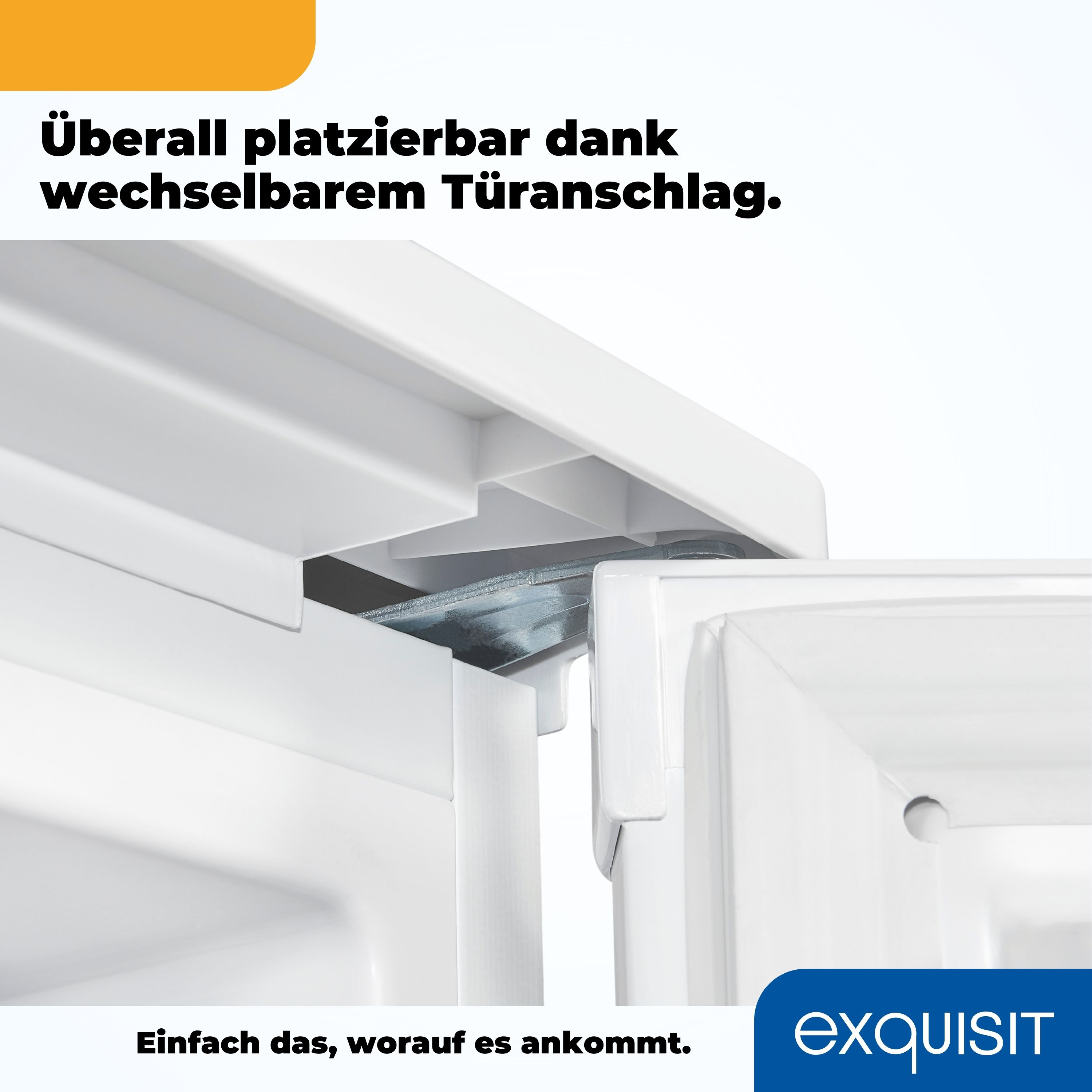 Nahaufnahme einer weißen Kühlschranktür mit silbernem Scharnier und dem Wort 'exquisit'.