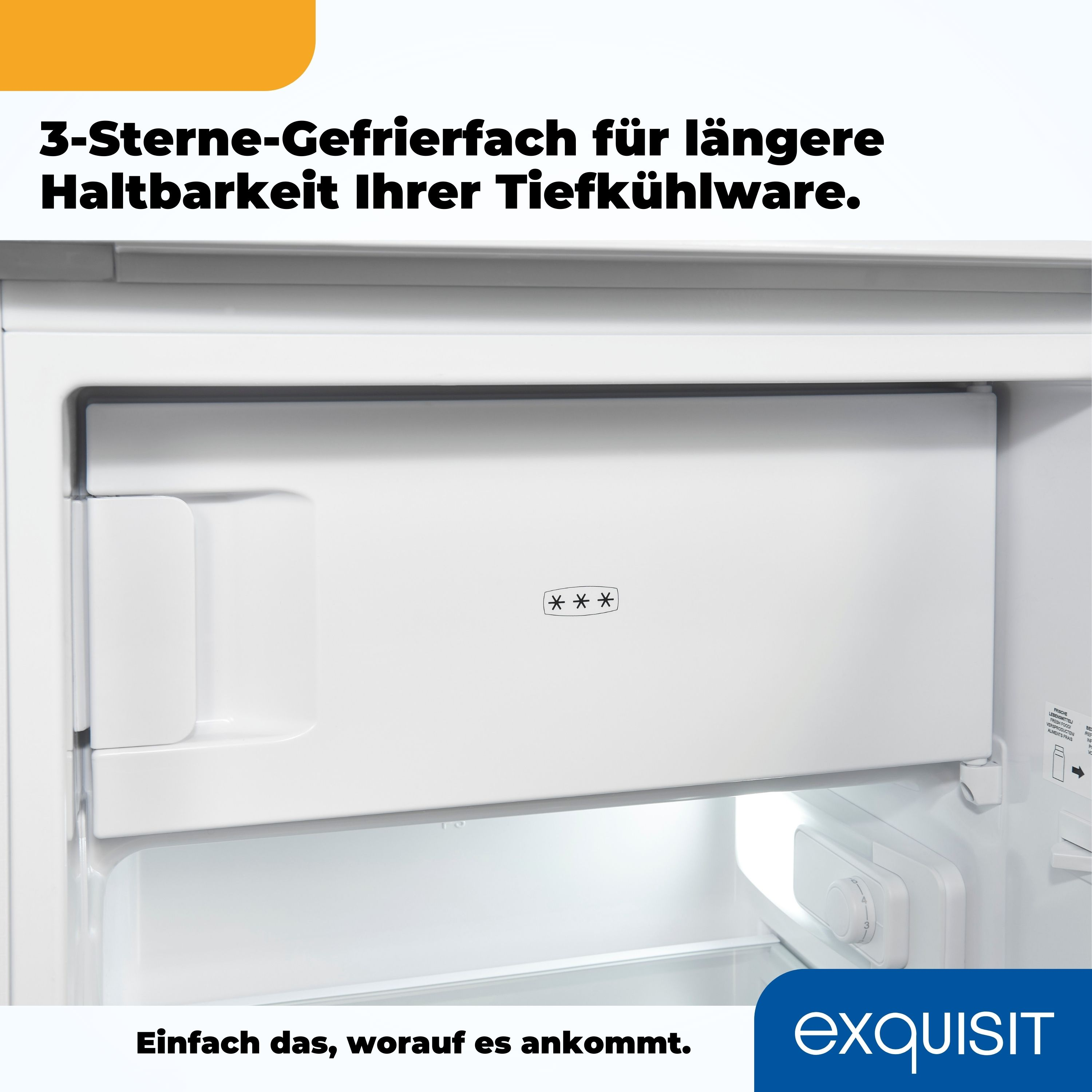 Weißer Kühlschrankinnenraum mit offener Gefrierfachtür.
