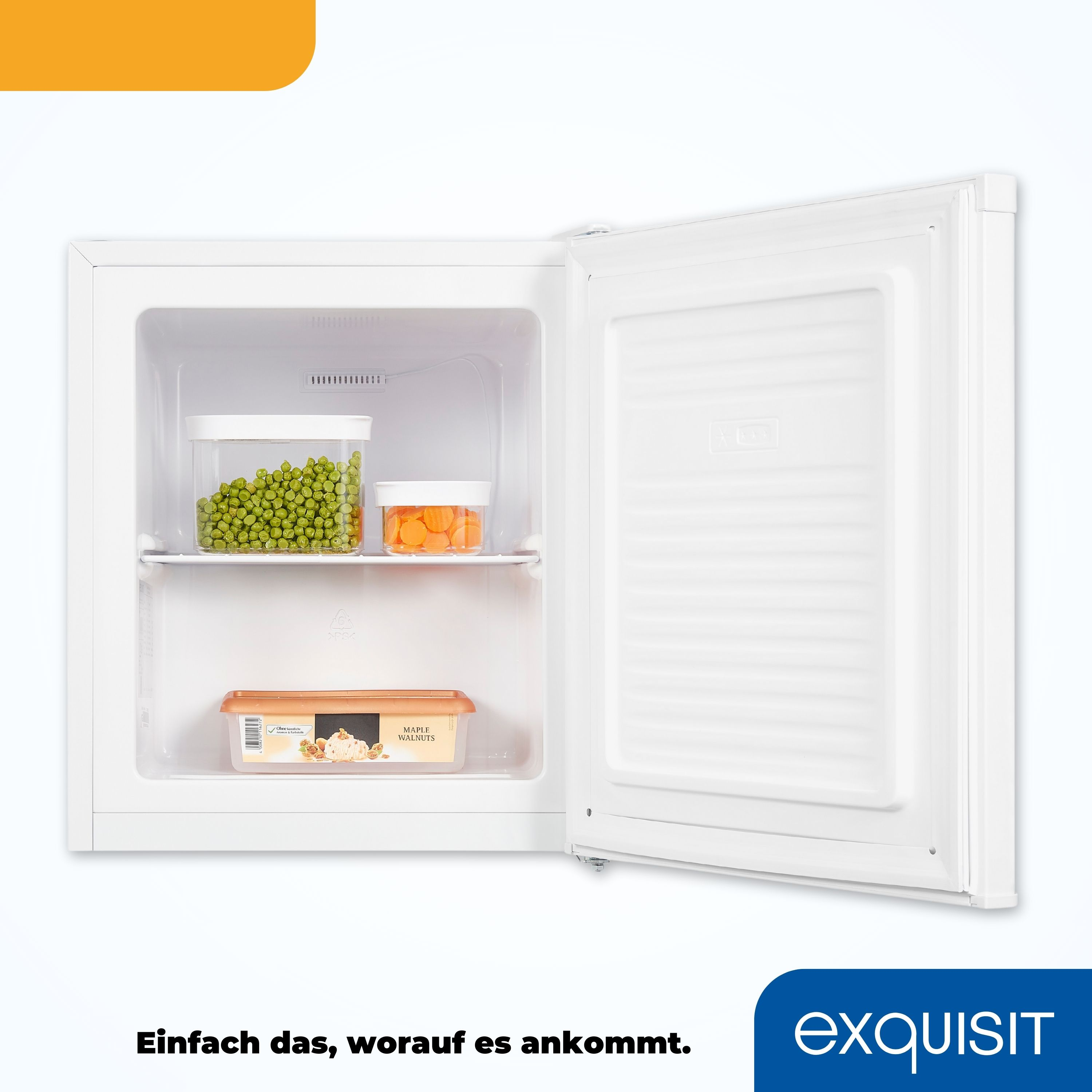 Weißer Kühlschrank mit offener Tür, zeigt Regale mit Lebensmitteln. Erbsen, Karotten und Walnüsse.