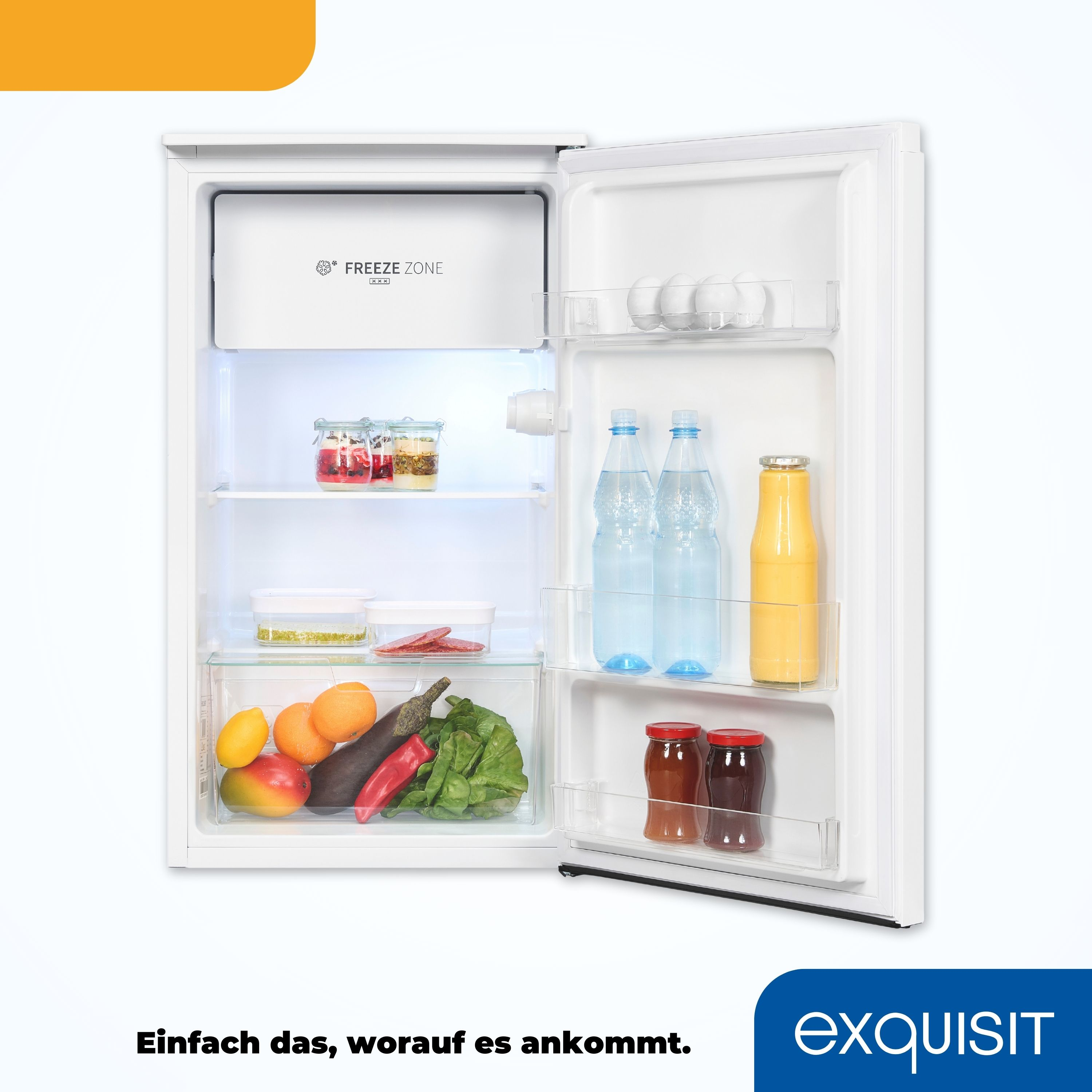 Ein offener weißer Kühlschrank zeigt Regale mit Lebensmitteln und Getränken. Ein Gefrierfach ist sichtbar.