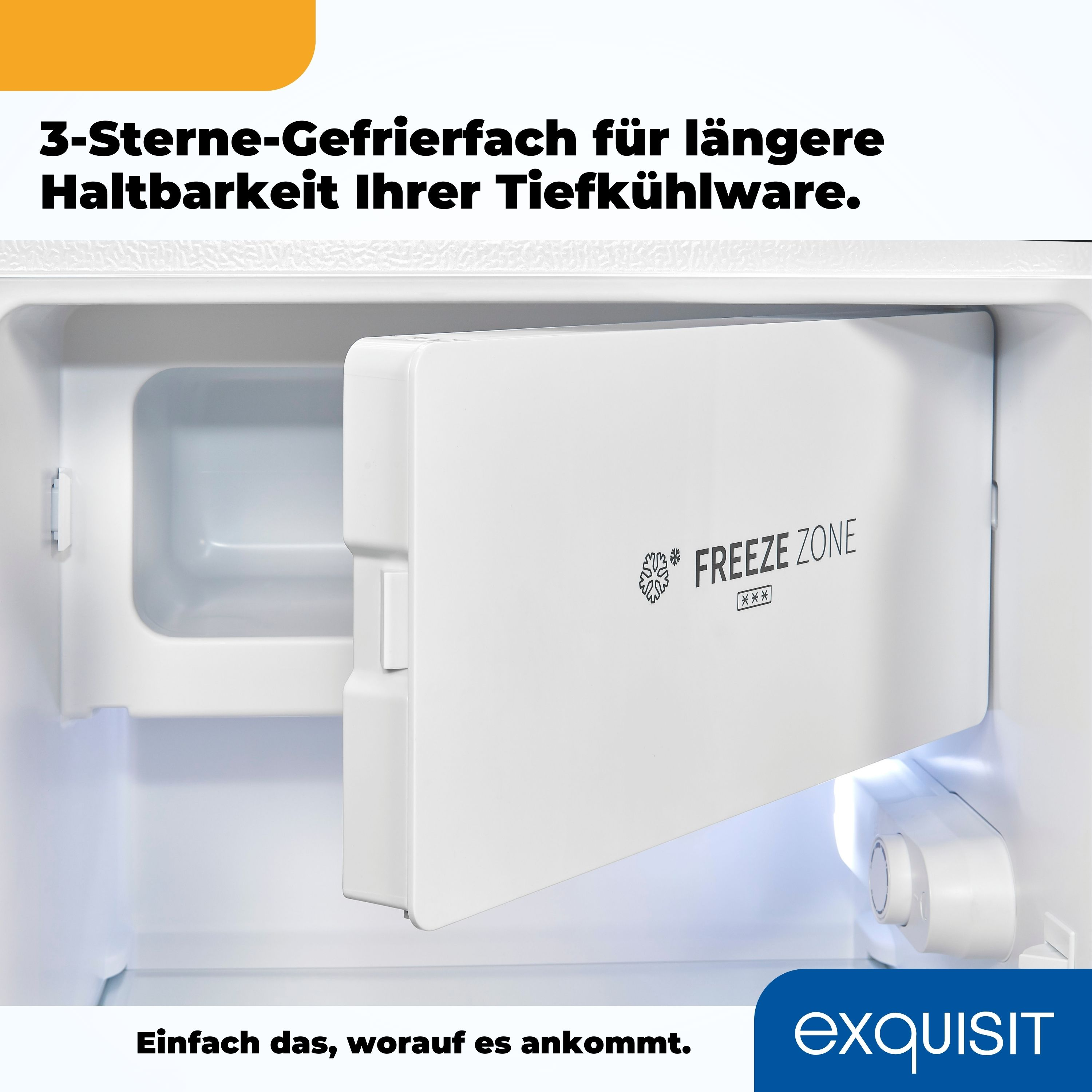 Kühlschrank-Innenraum, Gefrierfach geöffnet. Weiß, mit Aufkleber 'FREEZE ZONE'.